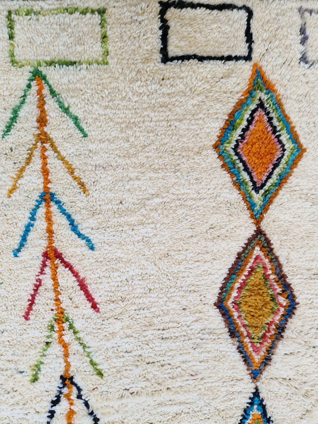 tapis traditionnel berbère de la tribu beni ouarain, ivoire avec des motifs graphiques colorés, 100% laine naturelle, épais, fait main au Maroc