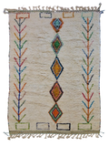tapis traditionnel berbère de la tribu beni ouarain, ivoire avec des motifs graphiques colorés, 100% laine naturelle, épais, fait main au Maroc