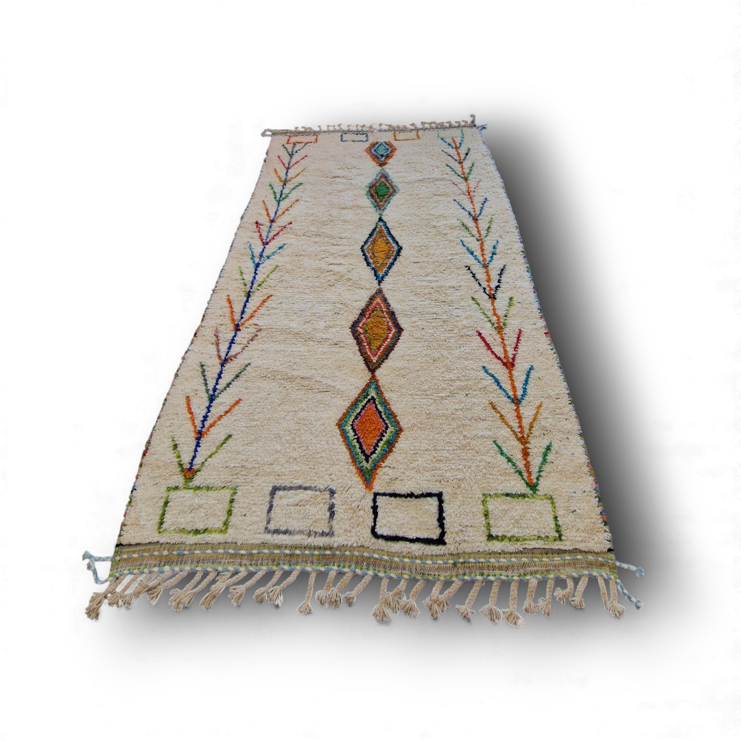 tapis traditionnel berbère de la tribu beni ouarain, ivoire avec des motifs graphiques colorés, 100% laine naturelle, épais, fait main au Maroc