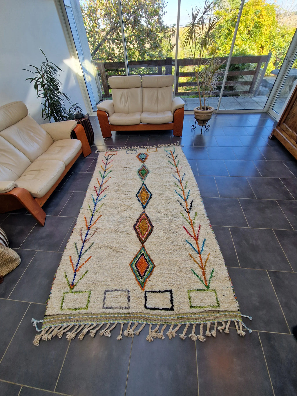 tapis traditionnel berbère de la tribu beni ouarain, ivoire avec des motifs graphiques colorés, 100% laine naturelle, épais, fait main au Maroc