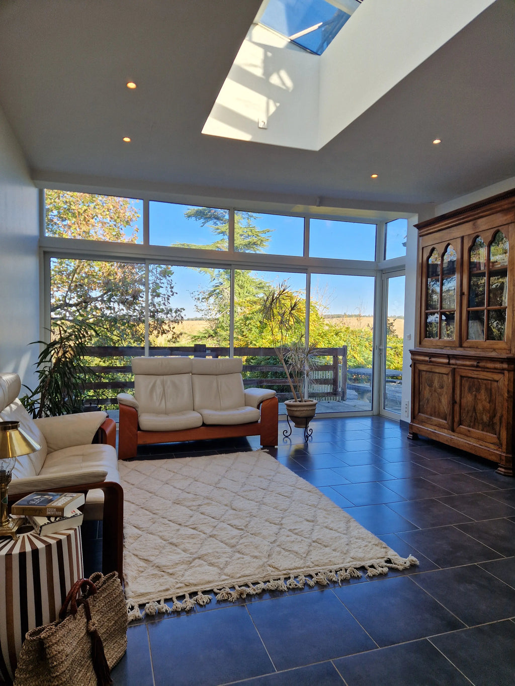 Tapis traditionnel marocain, de la tribu Beni Ouarain, beige ivoire, aux motifs de losange en relief, fait à la main, 100% en laine naturelle