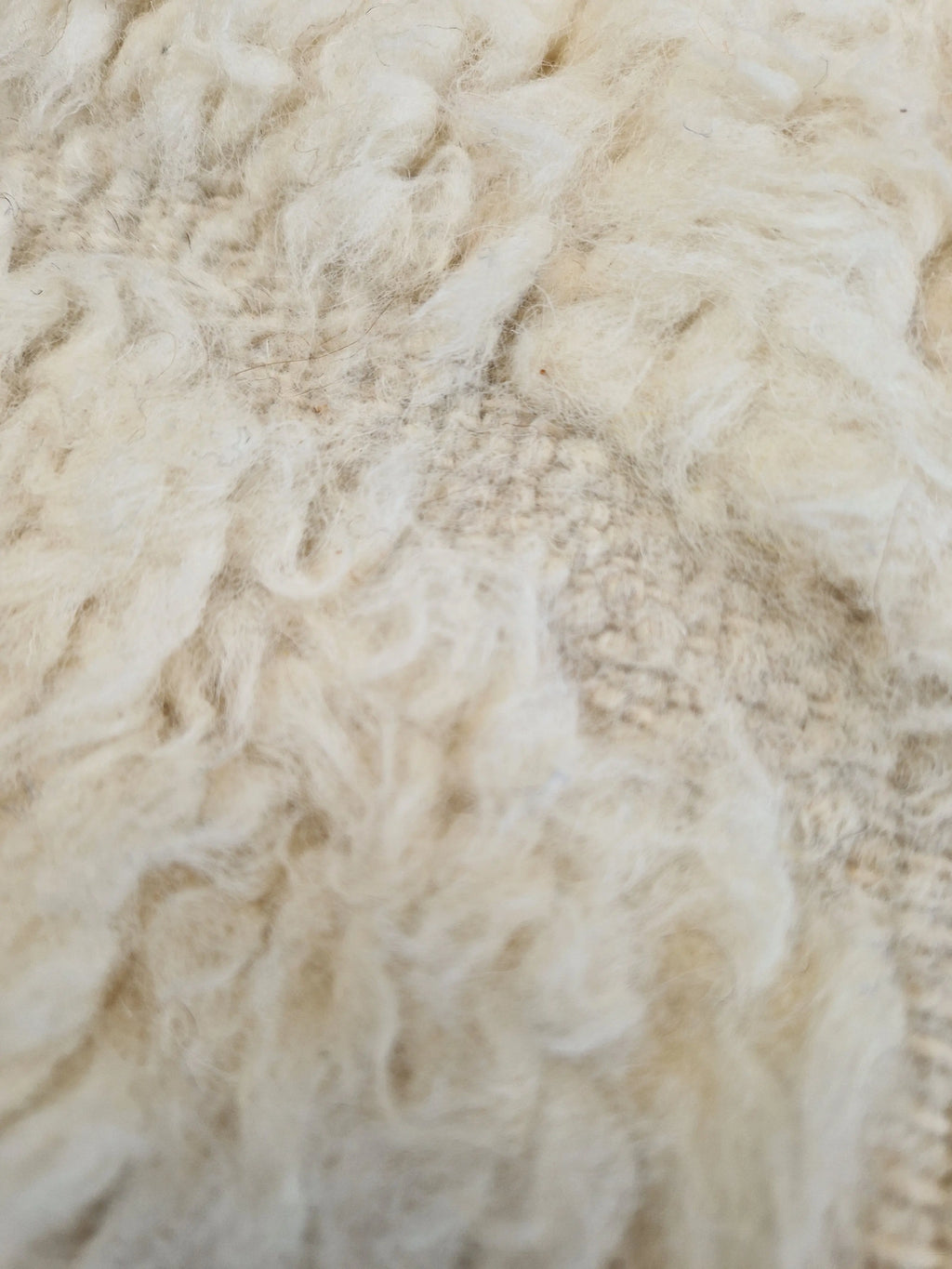 Tapis traditionnel marocain, de la tribu Beni Ouarain, beige ivoire, aux motifs de losange en relief, fait à la main, 100% en laine naturelle