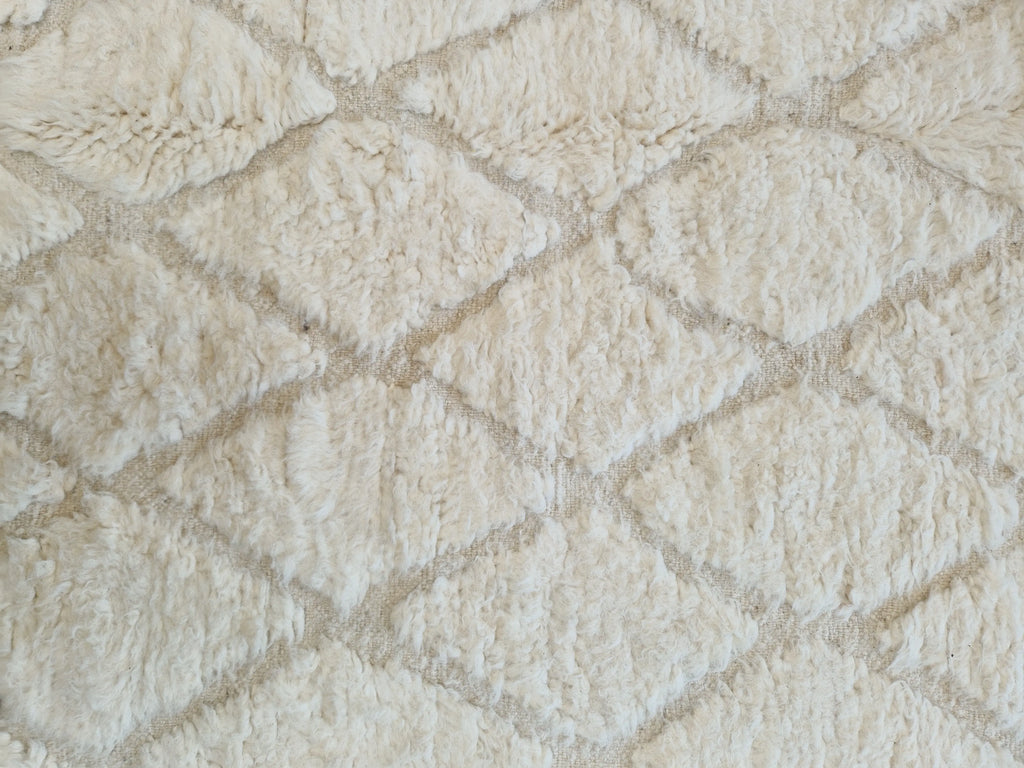 Tapis traditionnel marocain, de la tribu Beni Ouarain, beige ivoire, aux motifs de losange en relief, fait à la main, 100% en laine naturelle