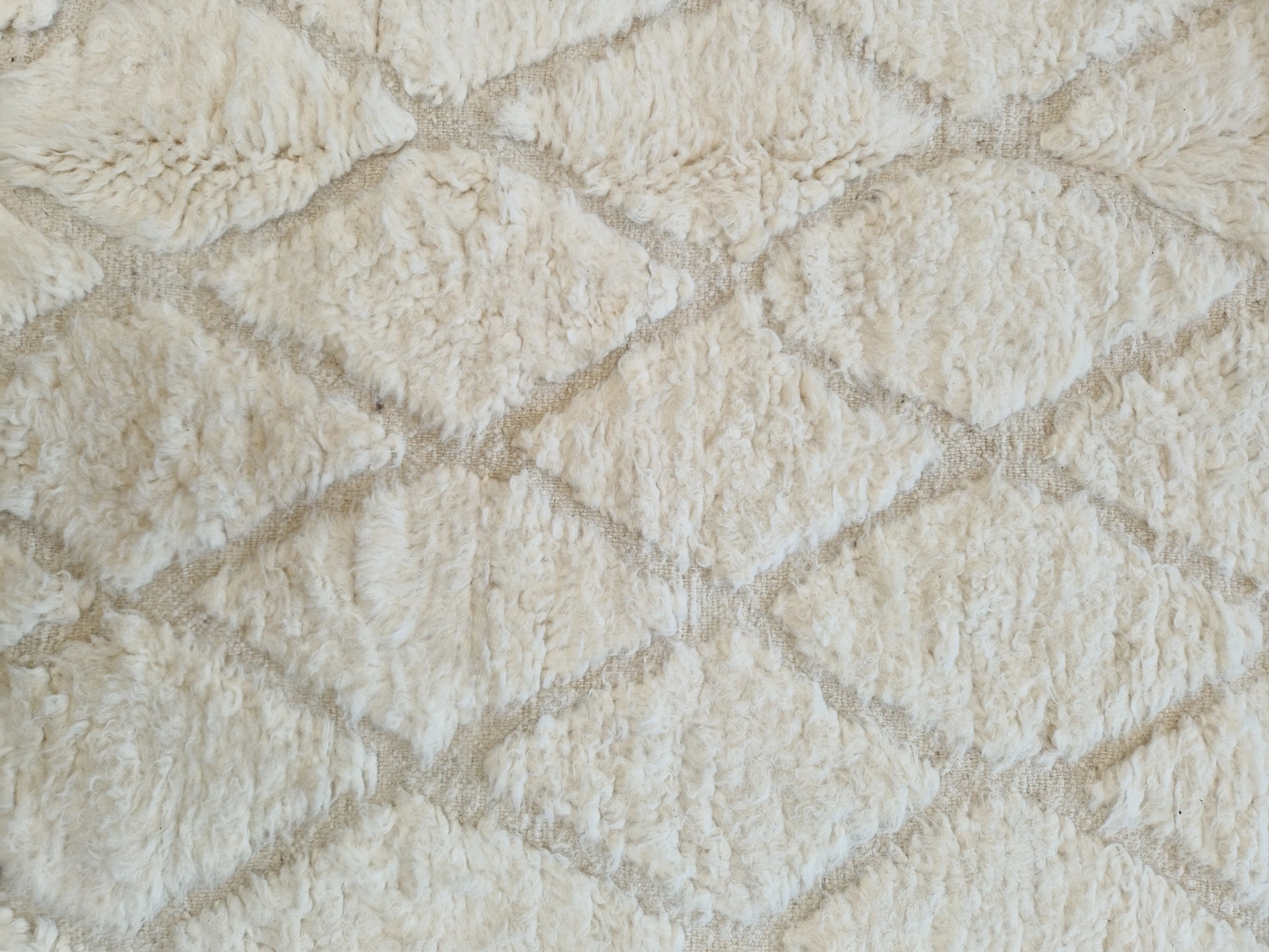 Tapis traditionnel marocain, de la tribu Beni Ouarain, beige ivoire, aux motifs de losange en relief, fait à la main, 100% en laine naturelle