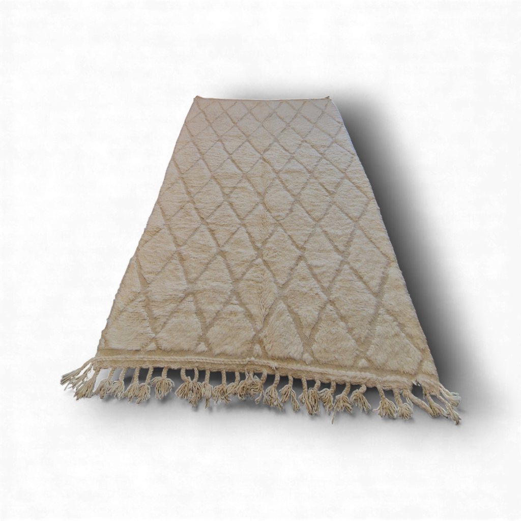Tapis traditionnel marocain, de la tribu Beni Ouarain, beige ivoire, aux motifs de losange en relief, fait à la main, 100% en laine naturelle