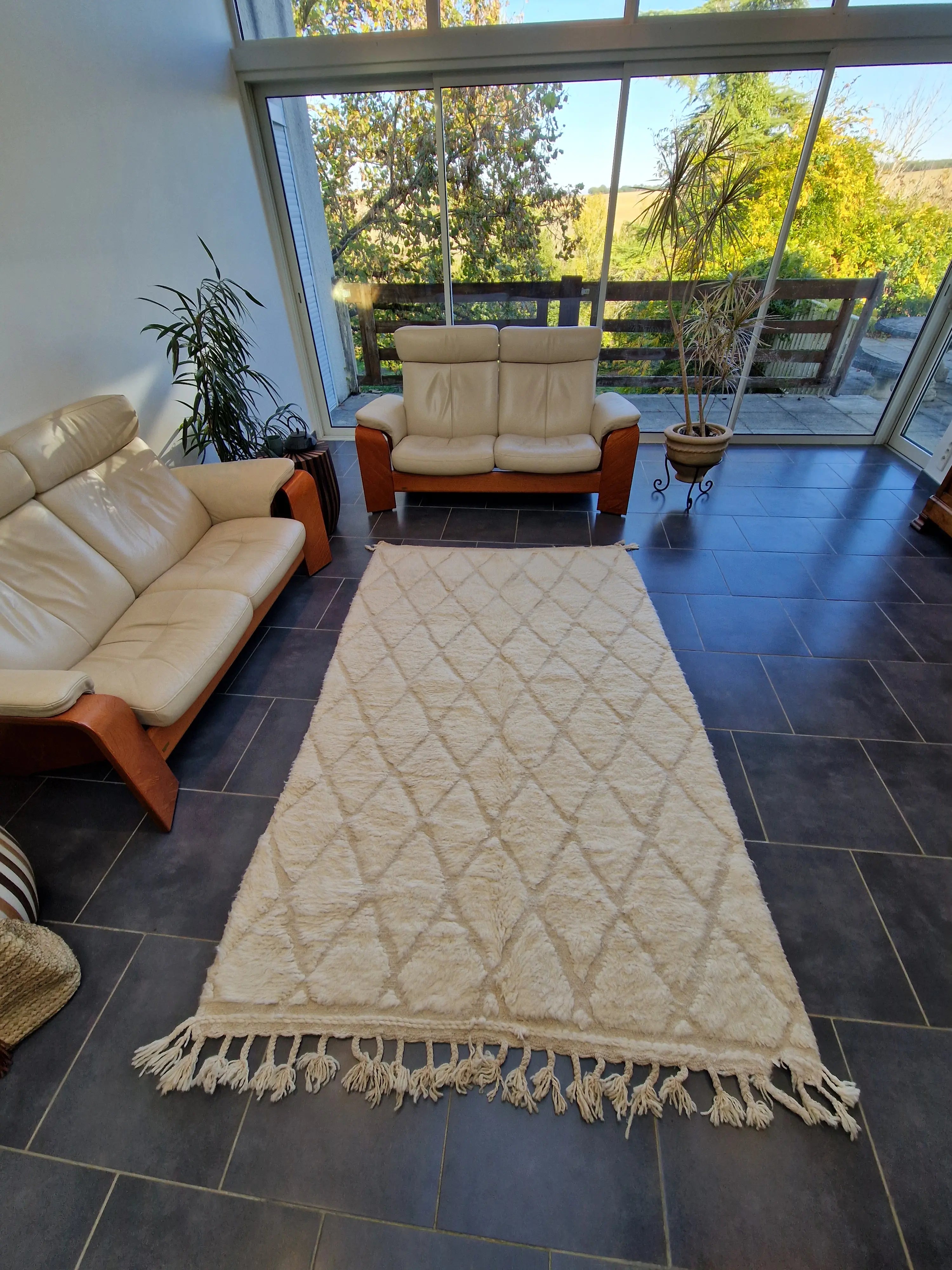 Tapis traditionnel marocain, de la tribu Beni Ouarain, beige ivoire, aux motifs de losange en relief, fait à la main, 100% en laine naturelle