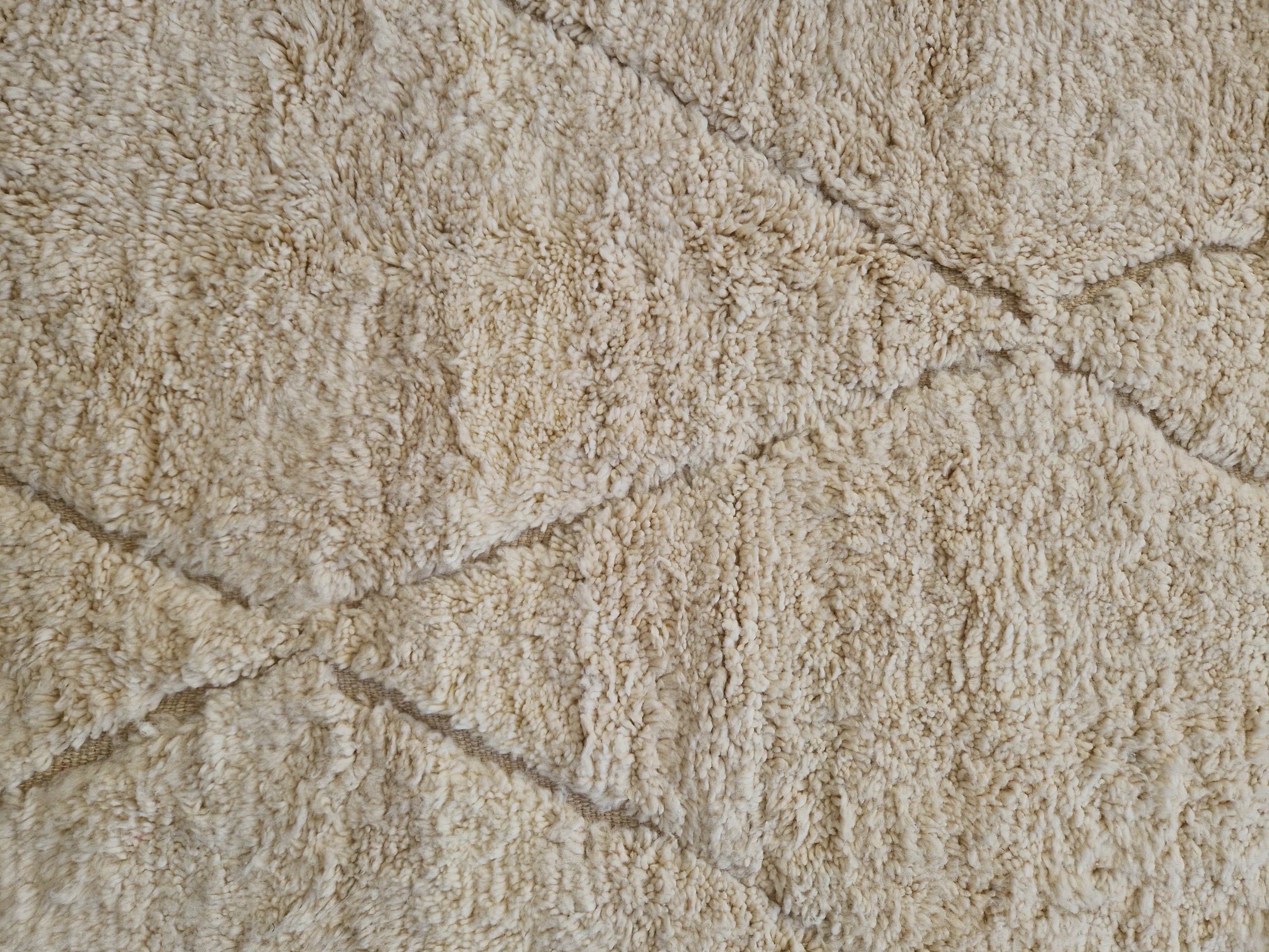 Véritable tapis berbère beni ouarain de l'atlas marocain. Tissé en laine à la main  selon un savoir ancestral.