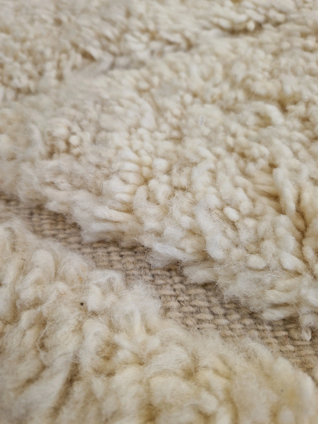 Véritable tapis berbère beni ouarain de l'atlas marocain. Tissé en laine à la main  selon un savoir ancestral.