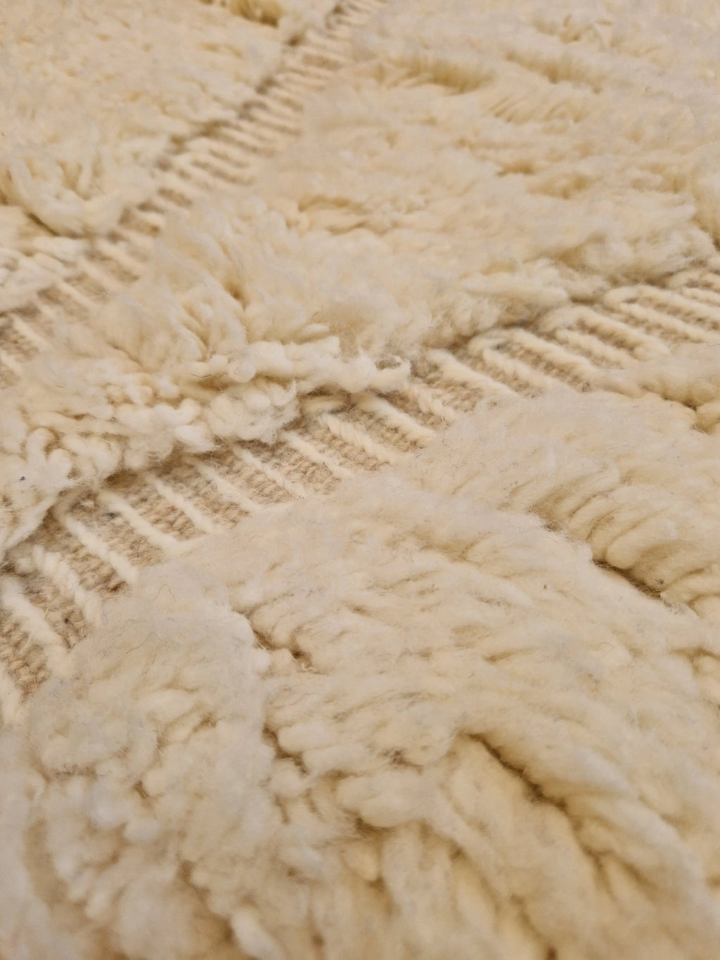 Authentique tapis beni-ouarain en laine, tissé à la main dans l'atlas marocain par des tisserandes berbères. 