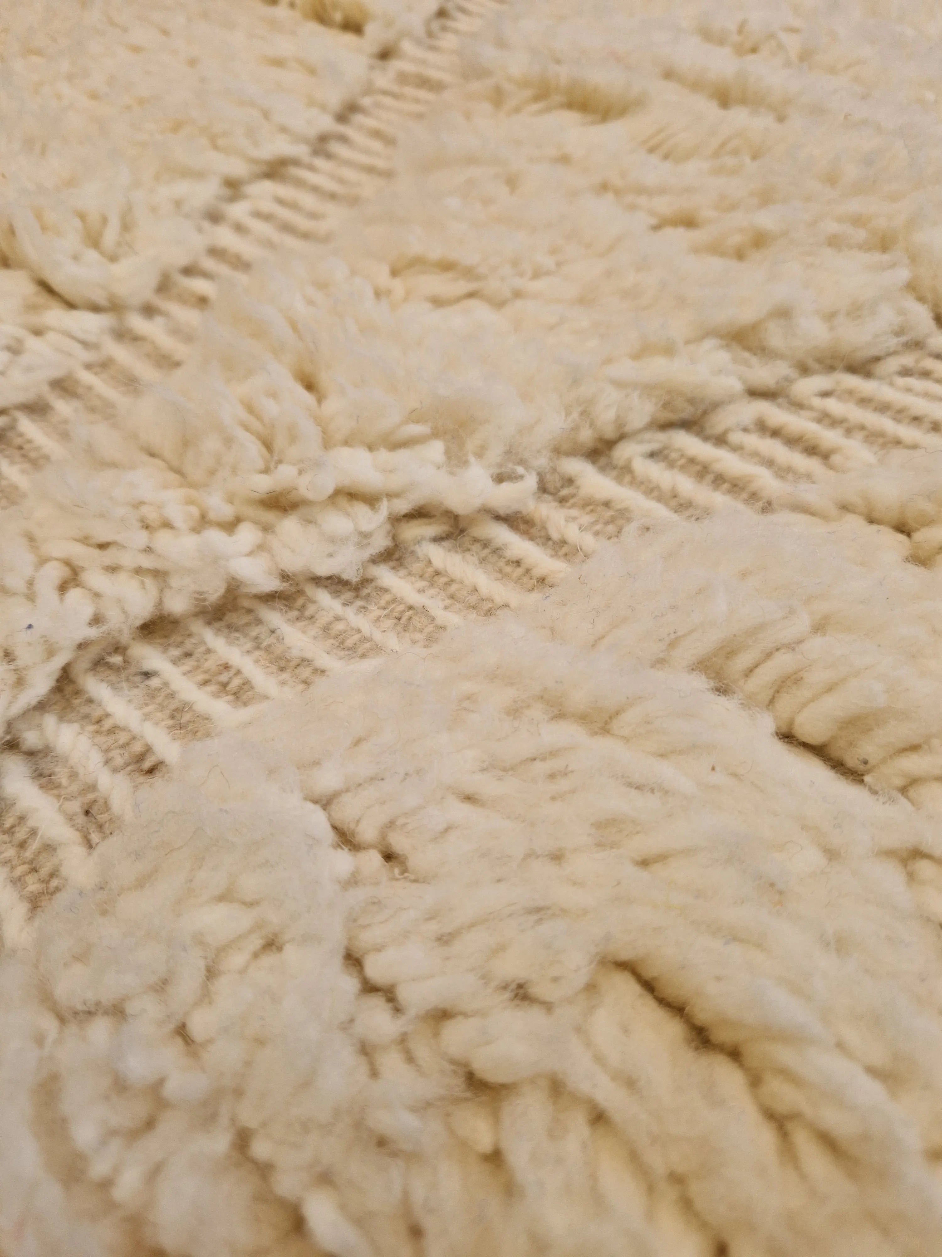 Authentique tapis beni-ouarain en laine, tissé à la main dans l'atlas marocain par des tisserandes berbères. 
