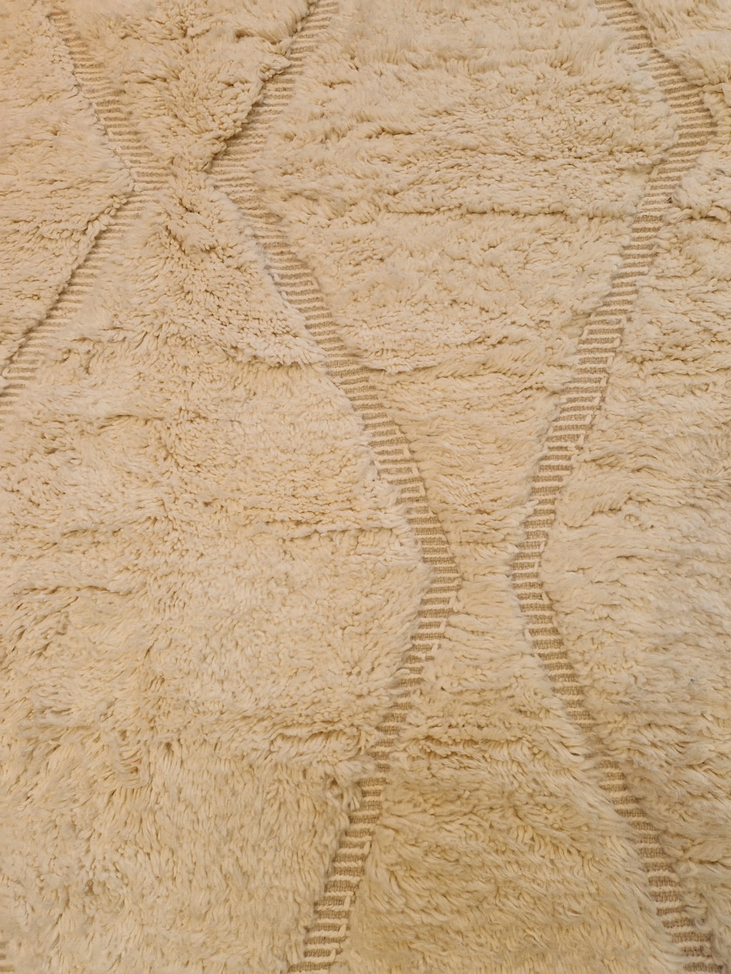 Authentique tapis beni-ouarain en laine, tissé à la main dans l'atlas marocain par des tisserandes berbères. 