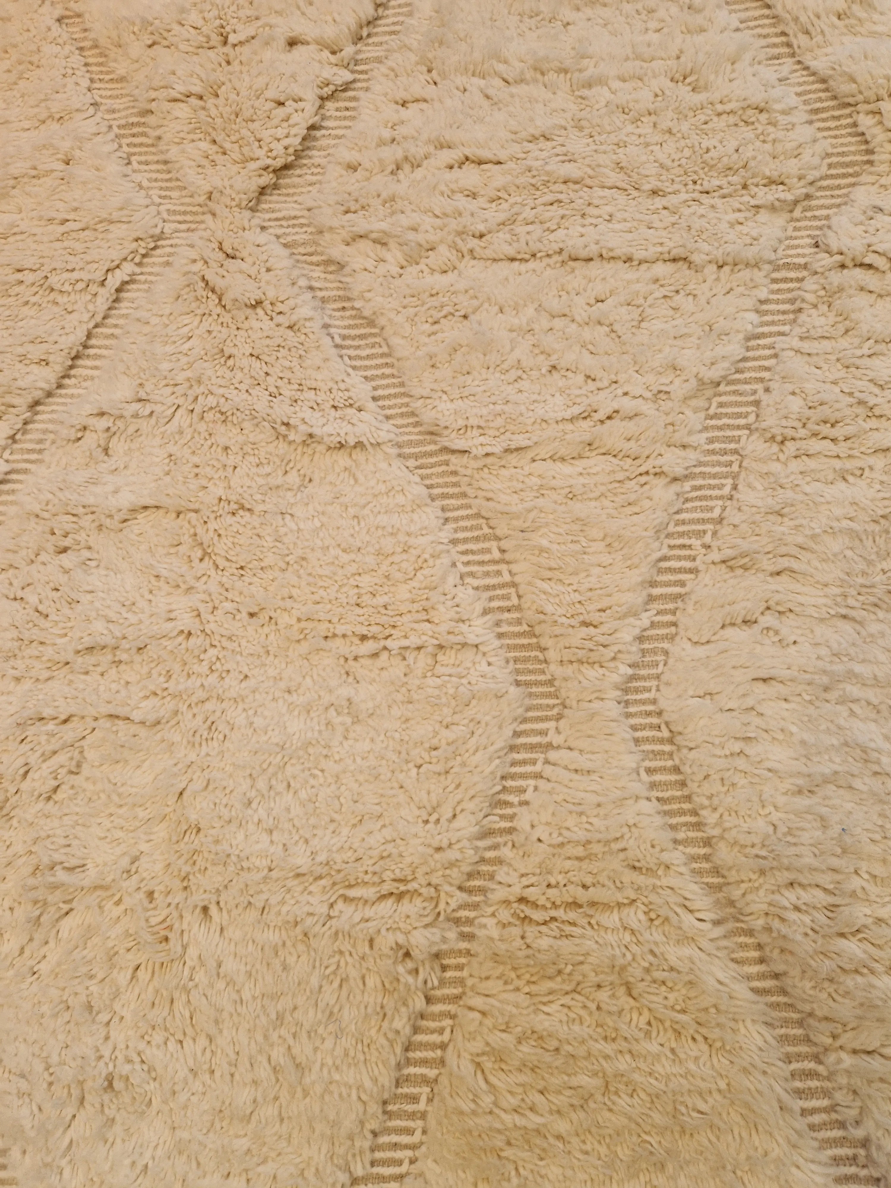 Authentique tapis beni-ouarain en laine, tissé à la main dans l'atlas marocain par des tisserandes berbères. 