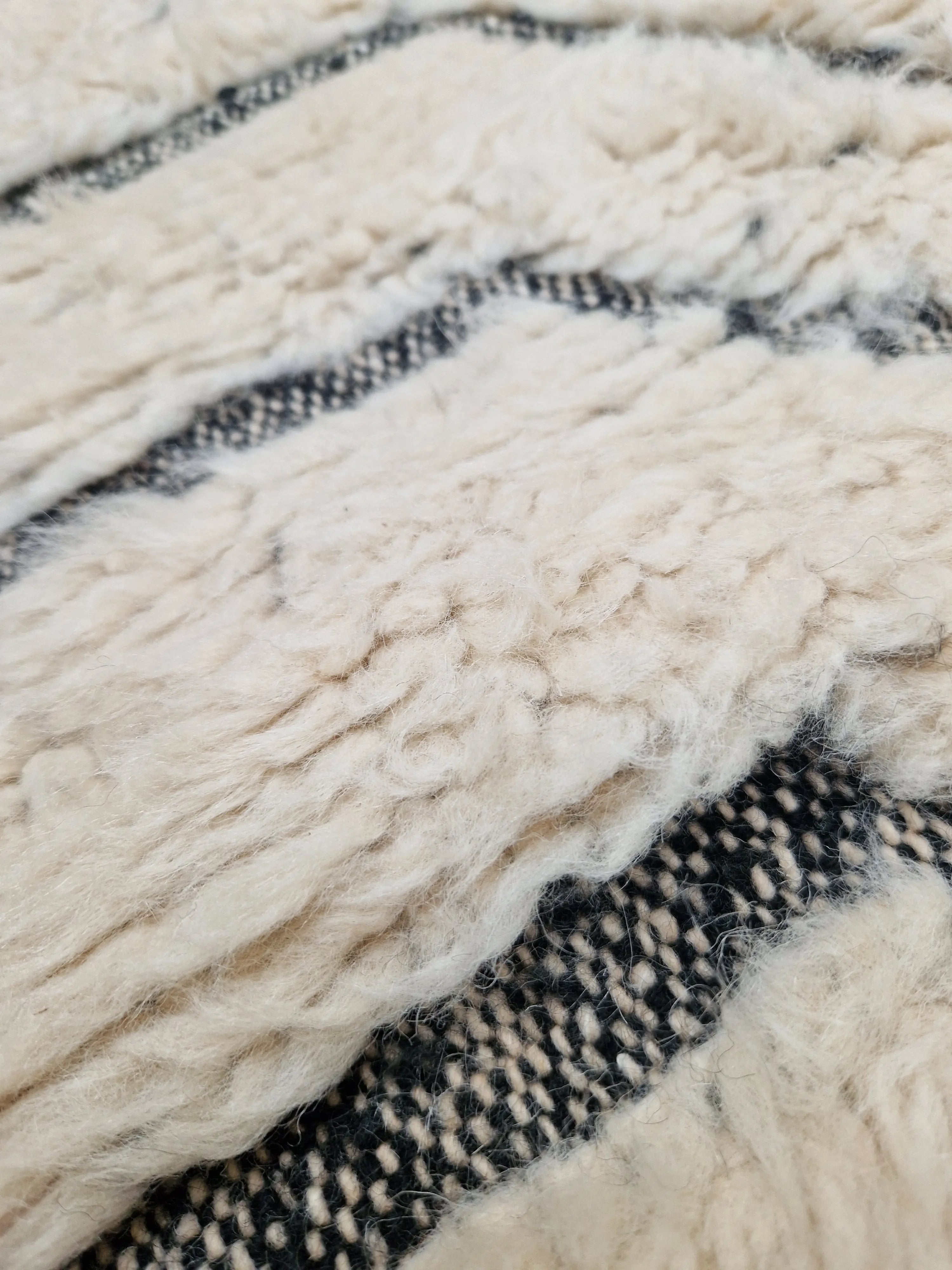 Tapis Béni Ouarain blanc et noir 169 x 270 cm en laine