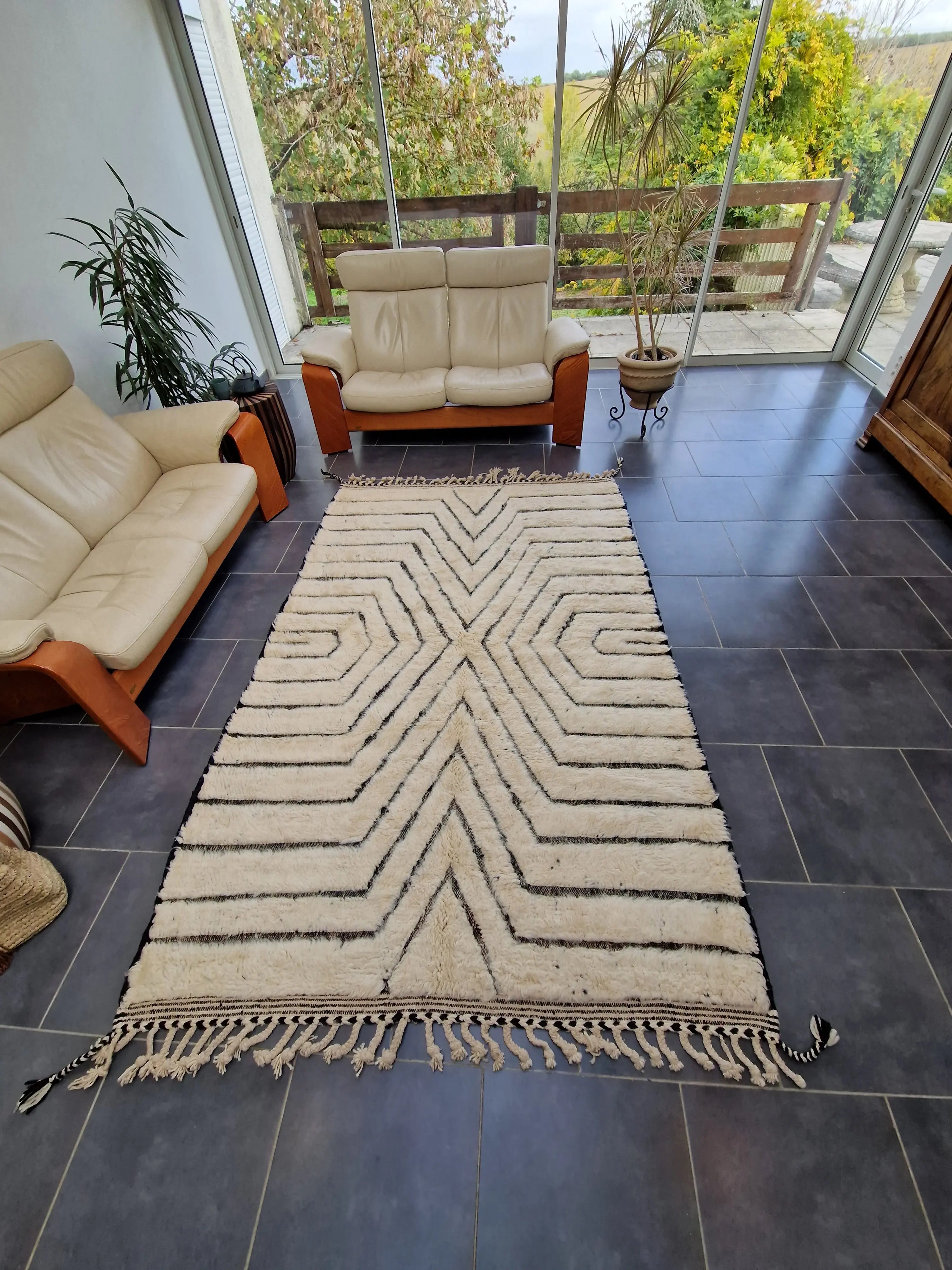 Tapis Béni Ouarain blanc et noir 169 x 270 cm en laine