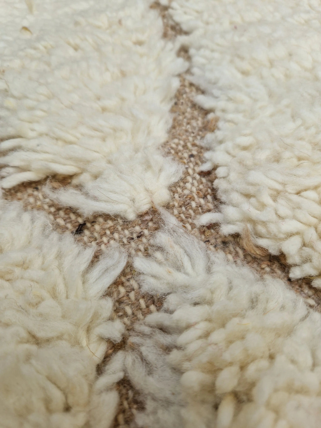 tapis berbère unique et authentique fait-mains en pure laine, pour une décoration élégante, moderne, cocooning