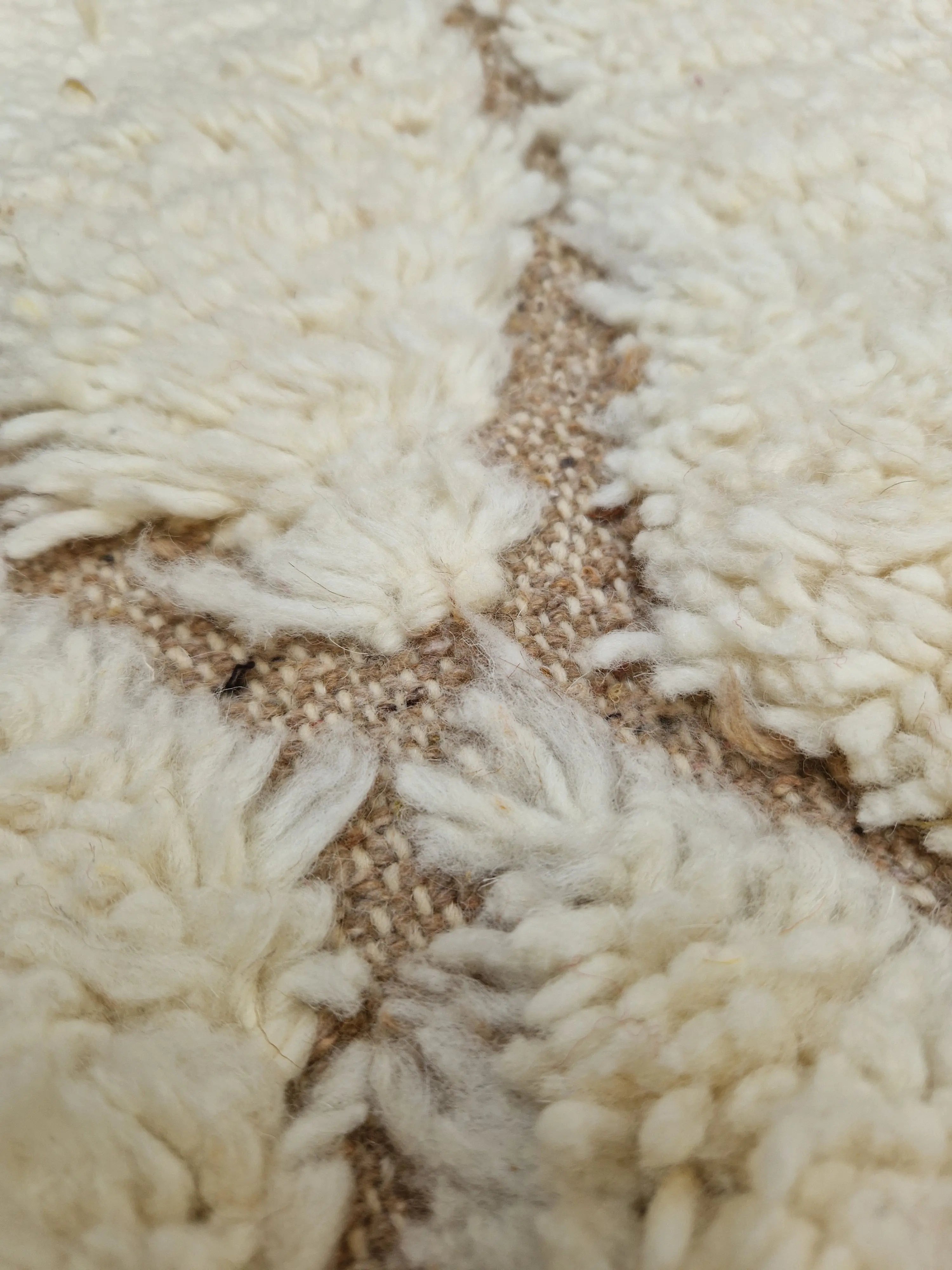 tapis berbère unique et authentique fait-mains en pure laine, pour une décoration élégante, moderne, cocooning