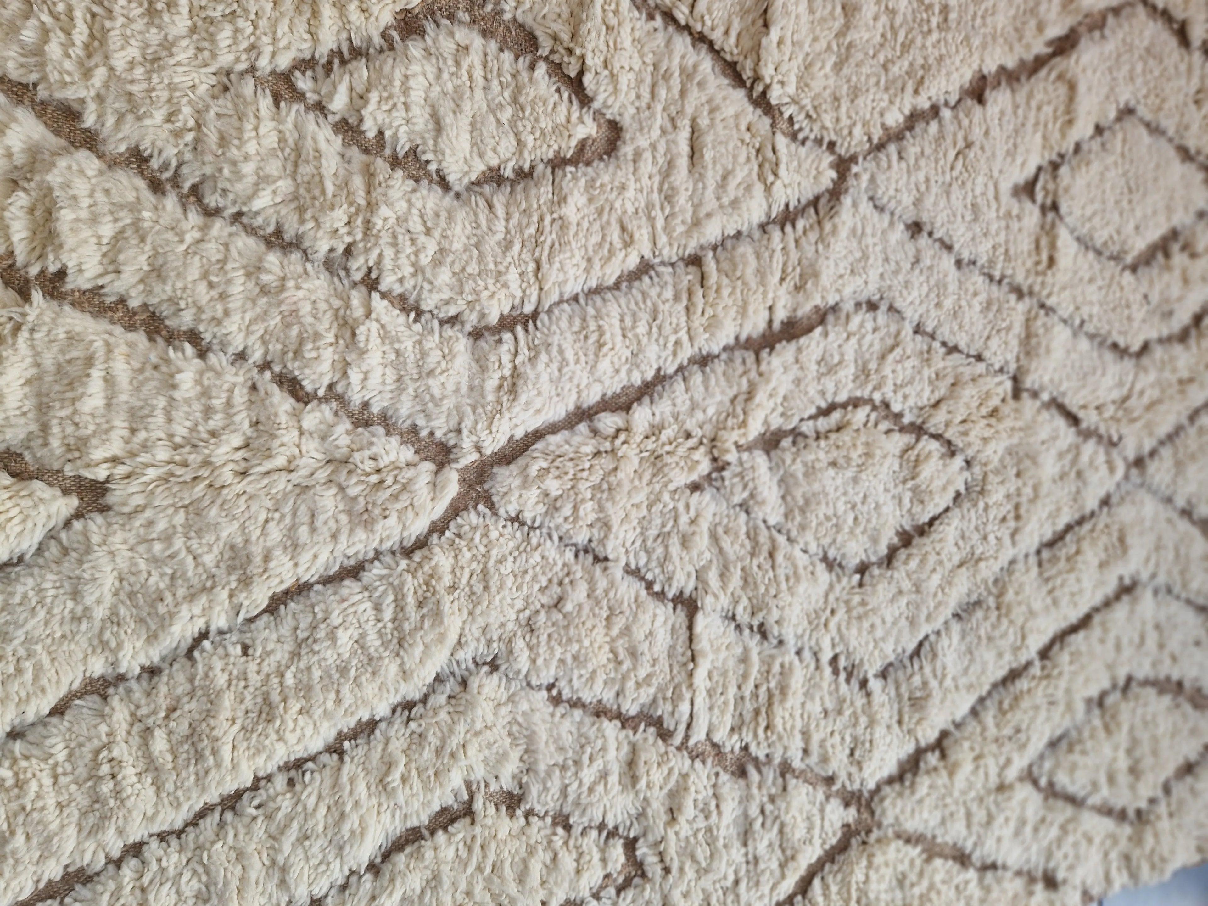 tapis berbère unique et authentique fait-mains en pure laine, pour une décoration élégante, moderne, cocooning