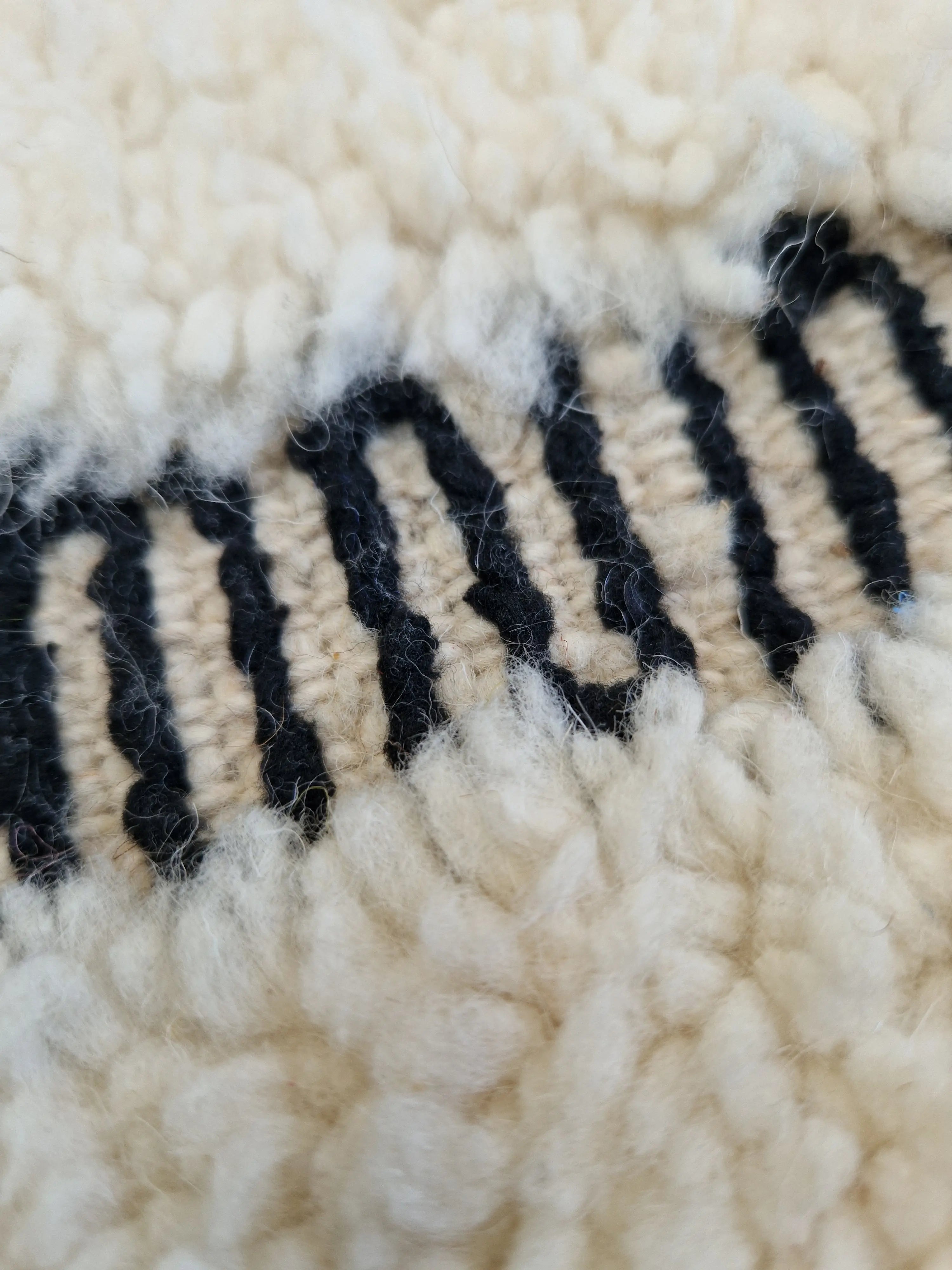 authentique tapis traditionnel marocain, tissé dans l'atlas par des Berbères, fait-mains en pure laine avec des motifs en relief modernes