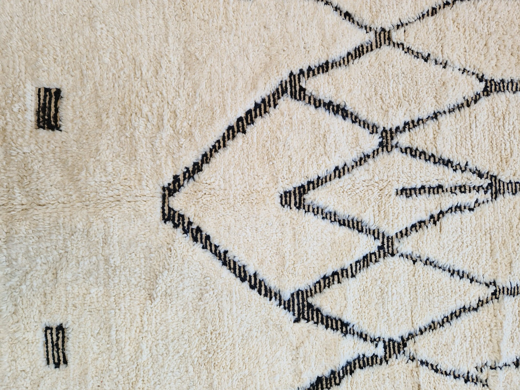 authentique tapis traditionnel marocain, tissé dans l'atlas par des Berbères, fait-mains en pure laine avec des motifs en relief modernes