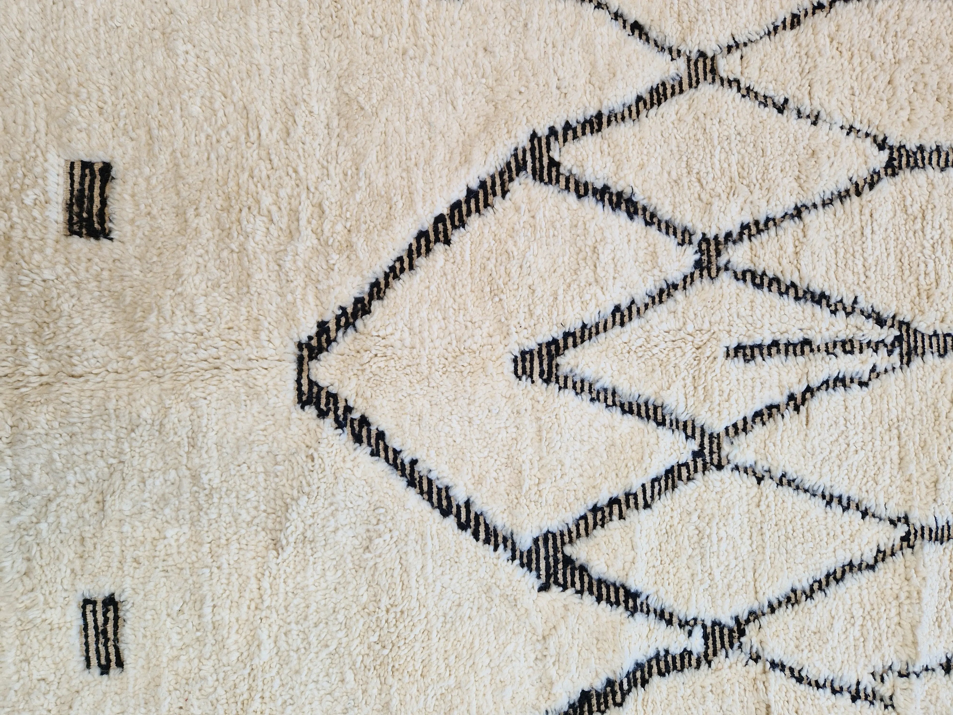 authentique tapis traditionnel marocain, tissé dans l'atlas par des Berbères, fait-mains en pure laine avec des motifs en relief modernes