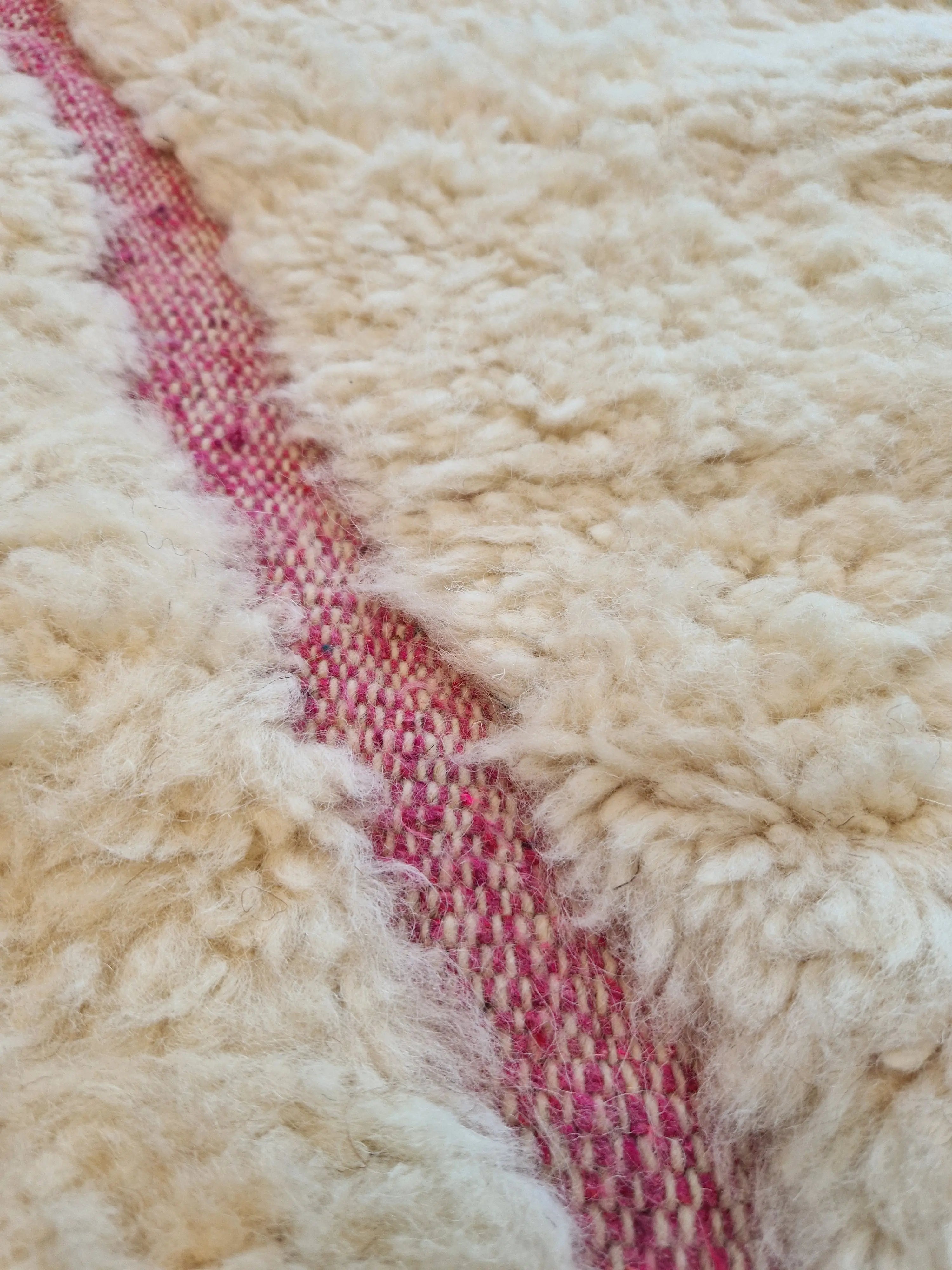 véritable tapis traditionnel marcain, fait-mains, en laine au couleiur et designe modern pour un intérieur tout en couleur et chaleur