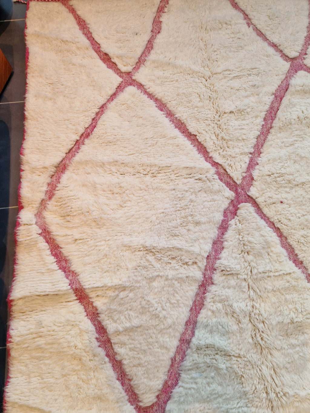 véritable tapis traditionnel marcain, fait-mains, en laine au couleiur et designe modern pour un intérieur tout en couleur et chaleur