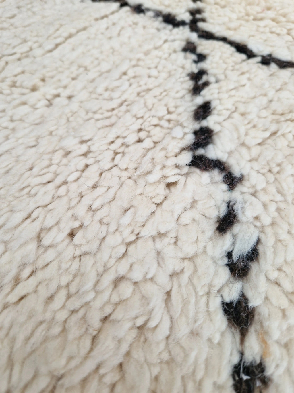 Veritable tapis bebère noué à la main dans la province de Tahanaout, en pure laine, 2cm d'épaisseur de moelleux sous les pieds, 1 à 2 mois de tissage