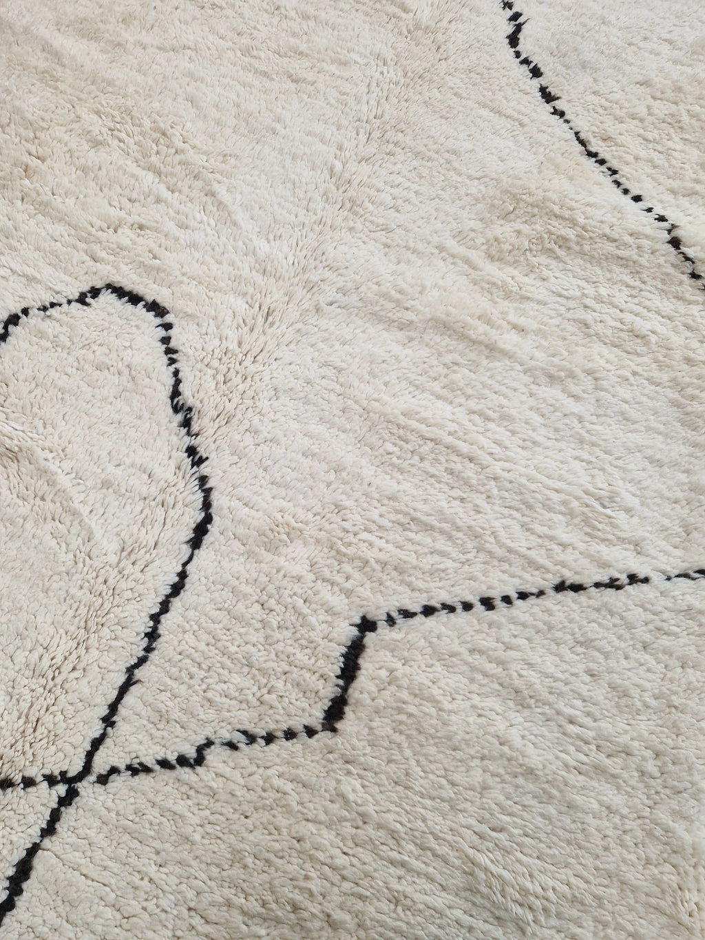 Veritable tapis bebère noué à la main dans la province de Tahanaout, en pure laine, 2cm d'épaisseur de moelleux sous les pieds, 1 à 2 mois de tissage