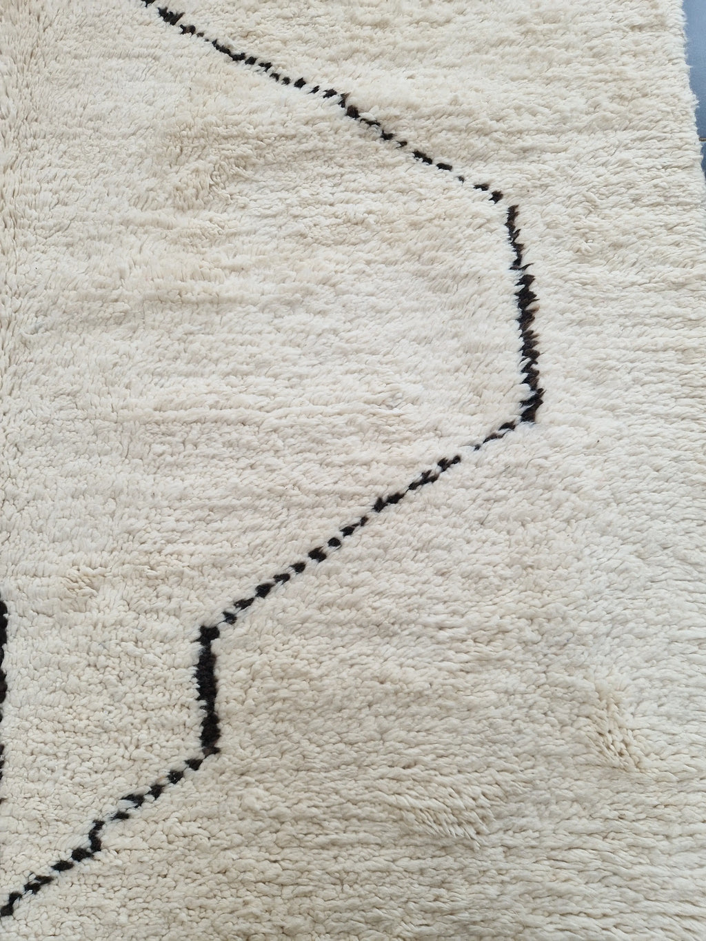 Veritable tapis bebère noué à la main dans la province de Tahanaout, en pure laine, 2cm d'épaisseur de moelleux sous les pieds, 1 à 2 mois de tissage