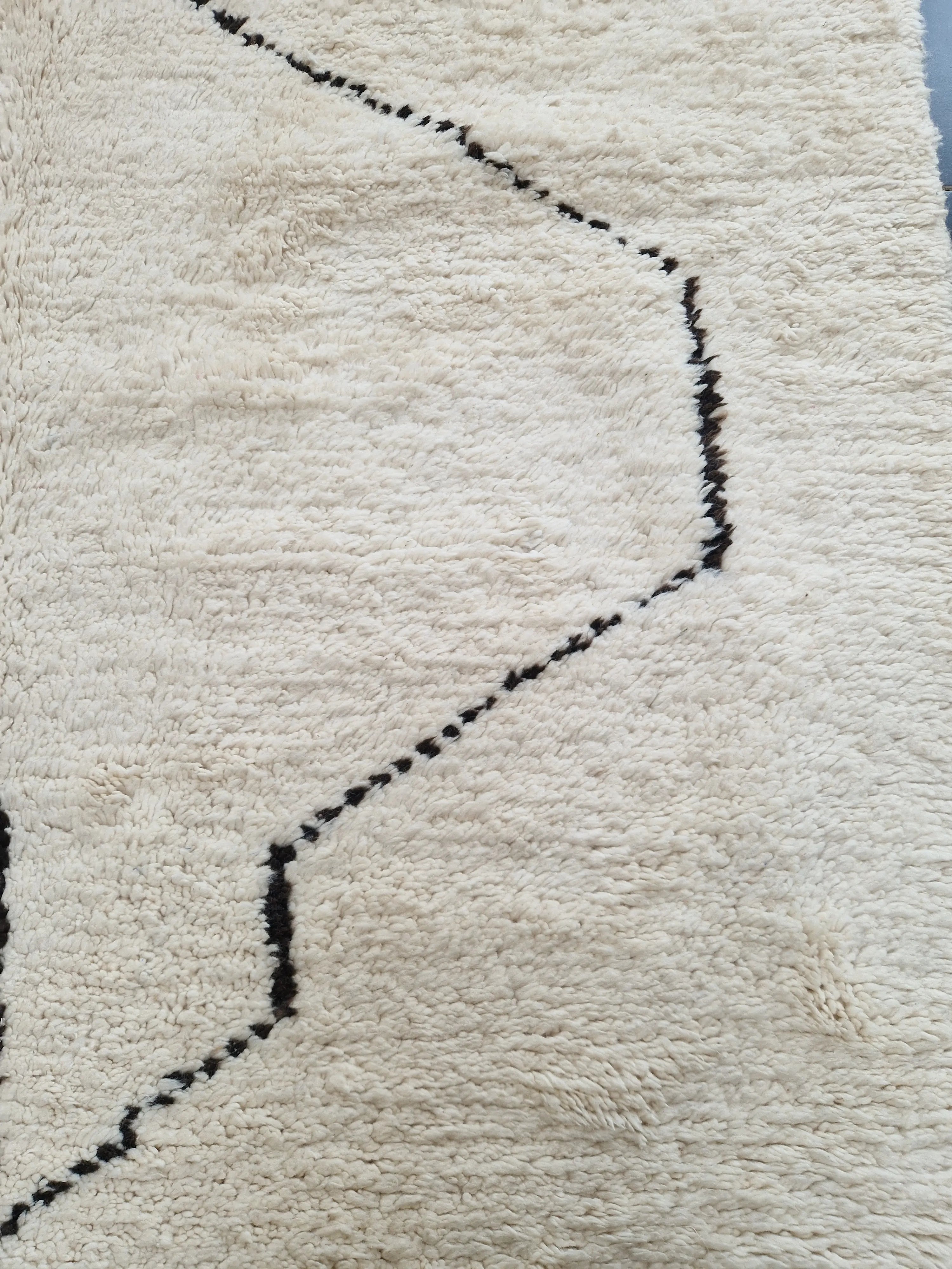 Veritable tapis bebère noué à la main dans la province de Tahanaout, en pure laine, 2cm d'épaisseur de moelleux sous les pieds, 1 à 2 mois de tissage