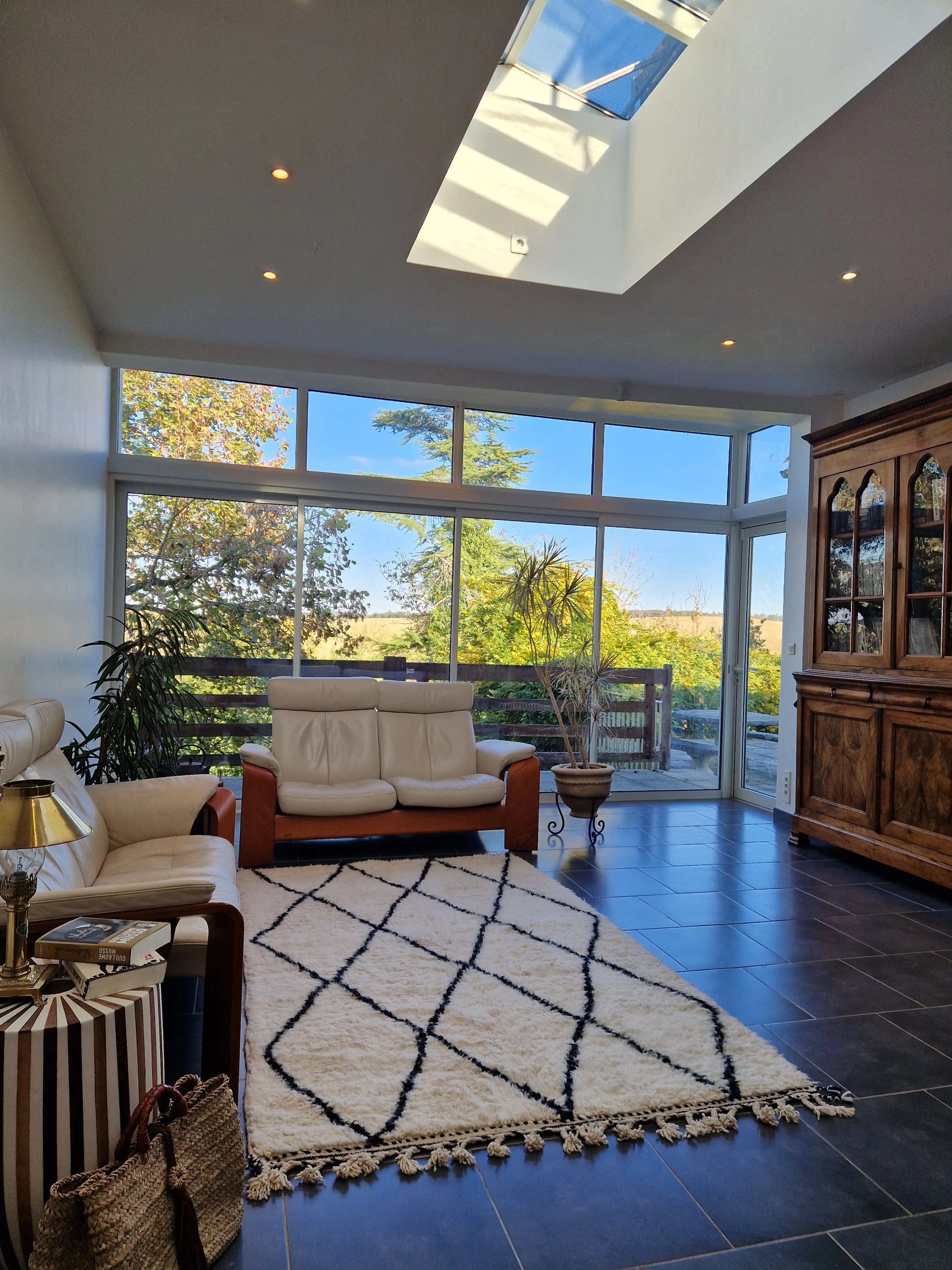 Tapis berbère traditionnel marocain, de la tribu beni ouarain, fait main 100% laine naturelle, pour une décoration élégante et intemporelle