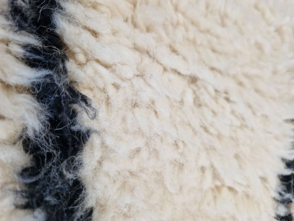 Tapis berbère traditionnel marocain, de la tribu beni ouarain, fait main 100% laine naturelle, pour une décoration élégante et intemporelle