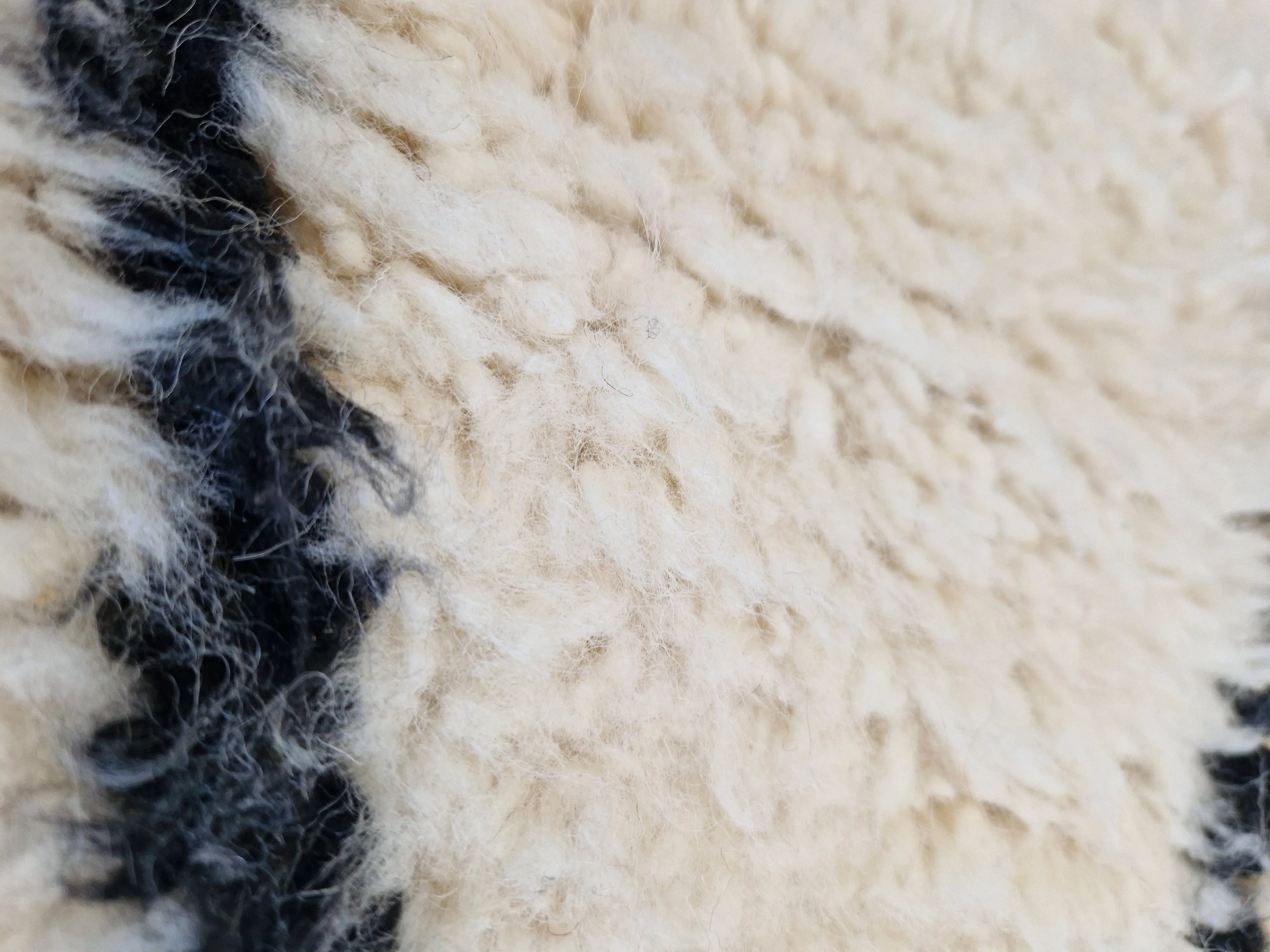 Tapis berbère traditionnel marocain, de la tribu beni ouarain, fait main 100% laine naturelle, pour une décoration élégante et intemporelle