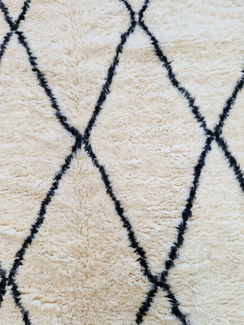 Tapis berbère traditionnel marocain, de la tribu beni ouarain, fait main 100% laine naturelle, pour une décoration élégante et intemporelle
