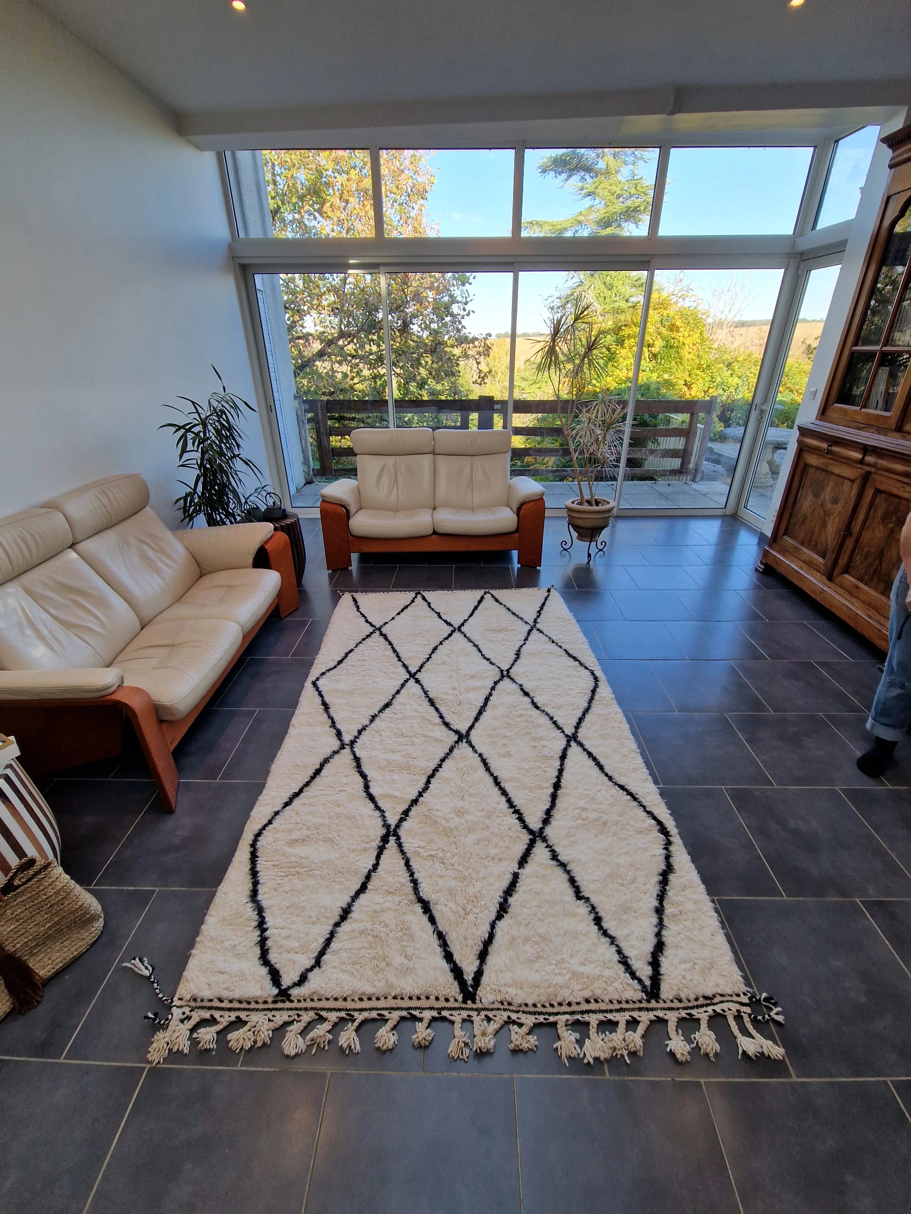 Tapis berbère traditionnel marocain, de la tribu beni ouarain, fait main 100% laine naturelle, pour une décoration élégante et intemporelle