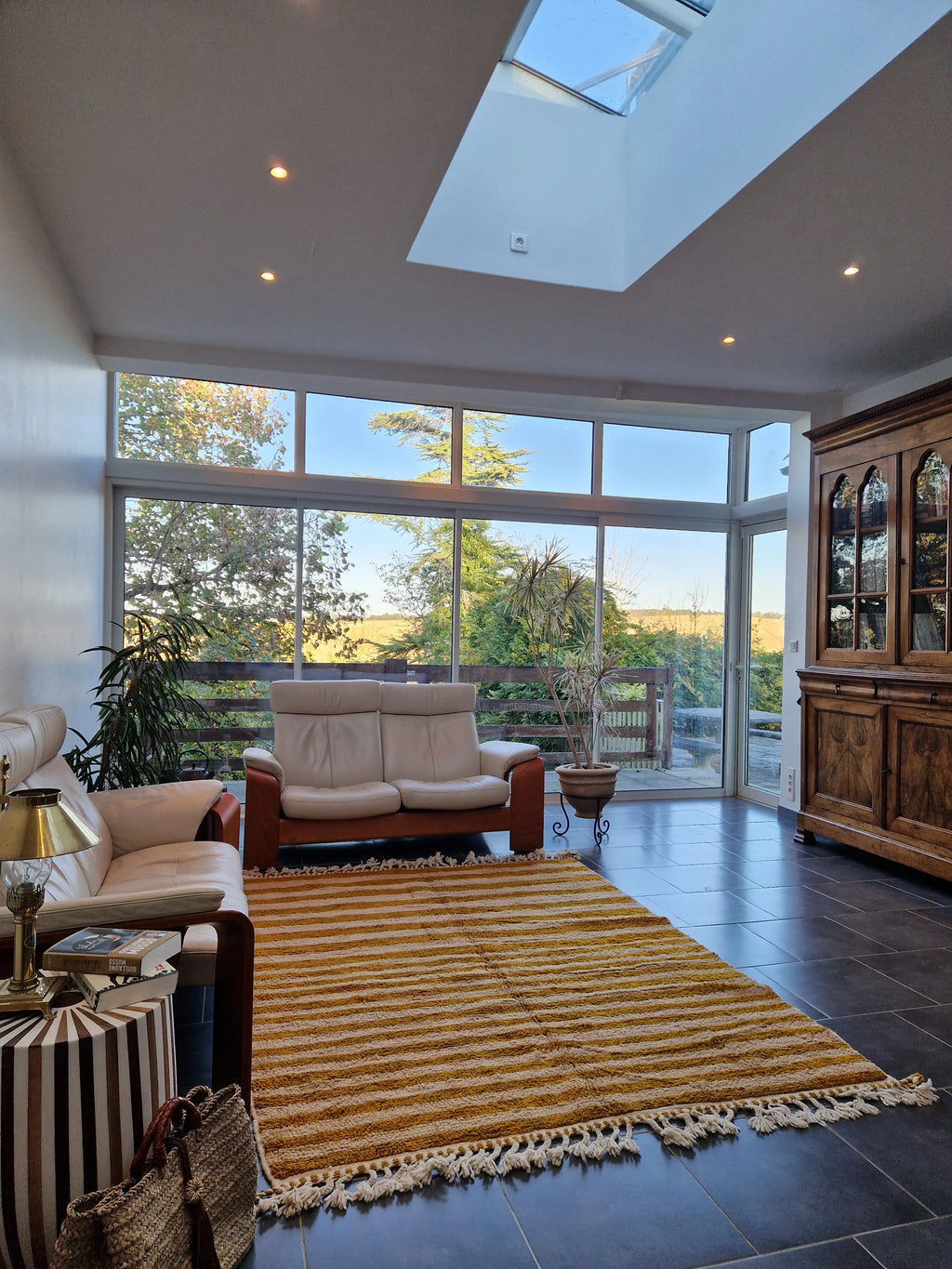 tapis modern et coloré en laine naturel, teinté avec des pigments naturels, 100% fait main au Maroc, tradition et authenticité