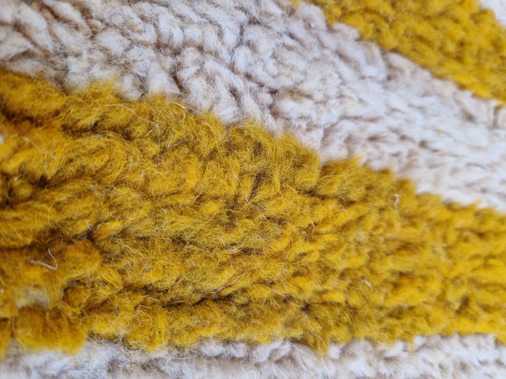 tapis modern et coloré en laine naturel, teinté avec des pigments naturels, 100% fait main au Maroc, tradition et authenticité