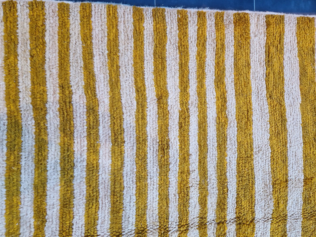 tapis modern et coloré en laine naturel, teinté avec des pigments naturels, 100% fait main au Maroc, tradition et authenticité