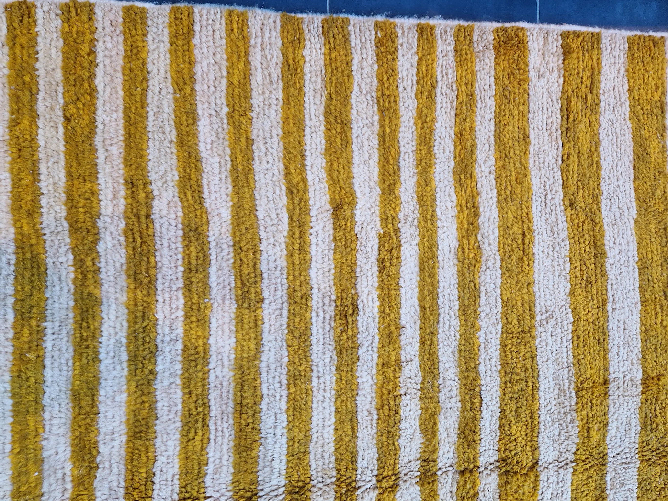 tapis modern et coloré en laine naturel, teinté avec des pigments naturels, 100% fait main au Maroc, tradition et authenticité