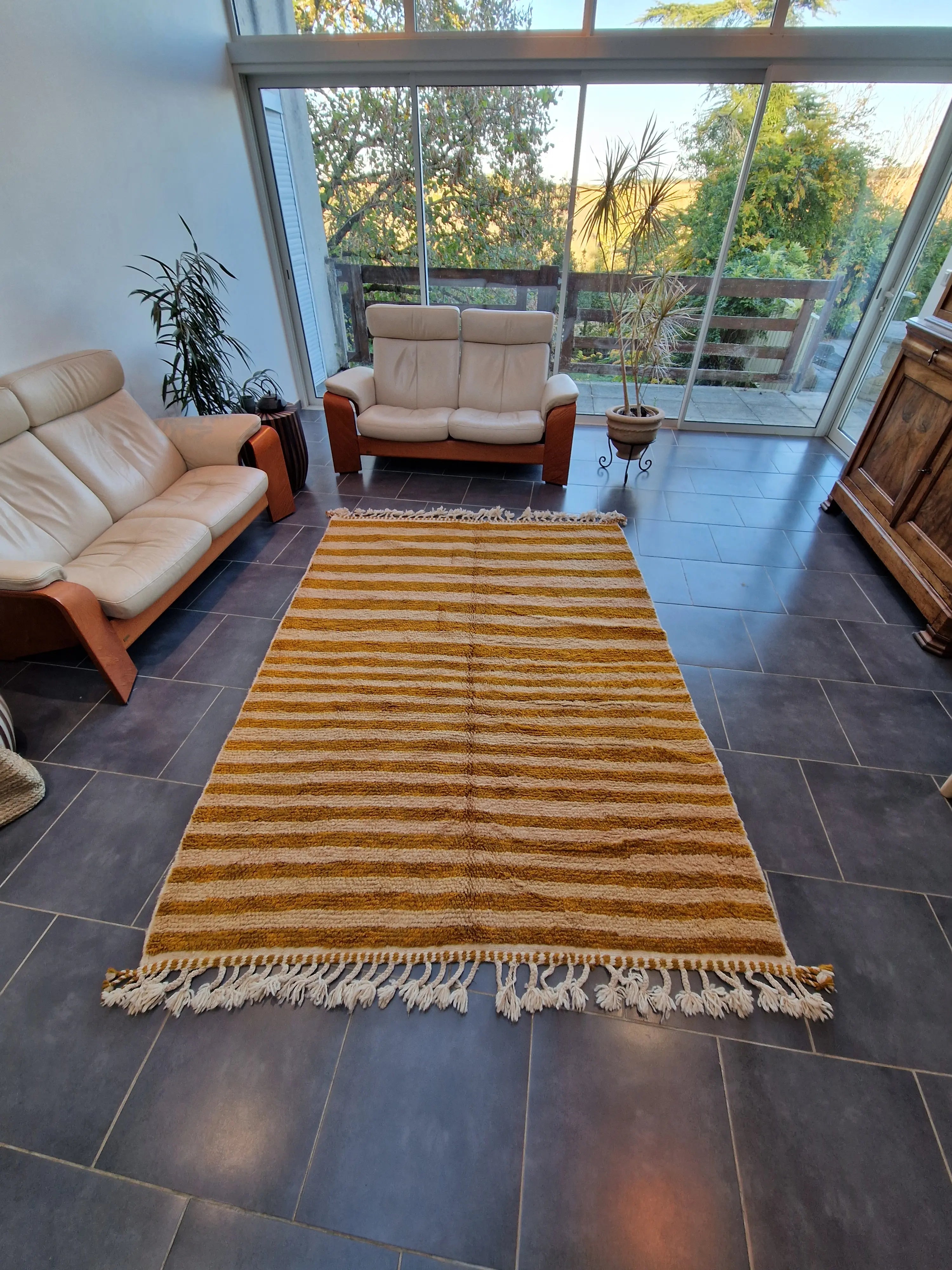 tapis modern et coloré en laine naturel, teinté avec des pigments naturels, 100% fait main au Maroc, tradition et authenticité