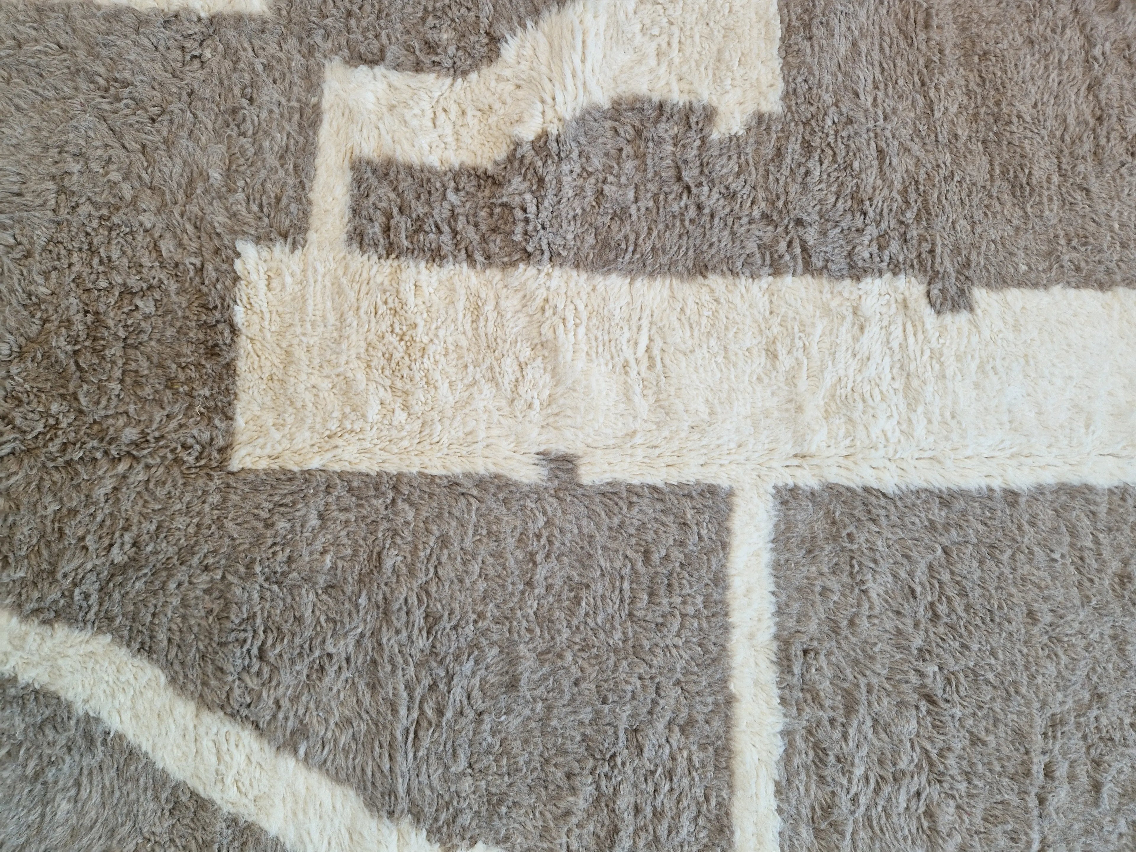 authentique tapîs berbère en laine, noué à la main par des tisserandes pendant 1 à 2 mois, pour une déco moderne, intemporelle et chaleureuse