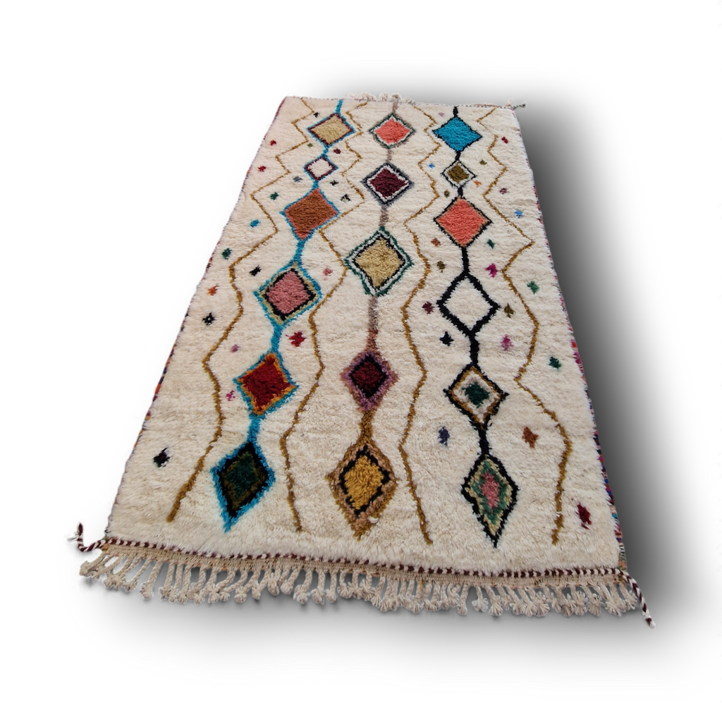 Tapis traditionnel marocain tissé et noué à la main, en pur laine. Aux dessins et couleurs de style Azilal.
