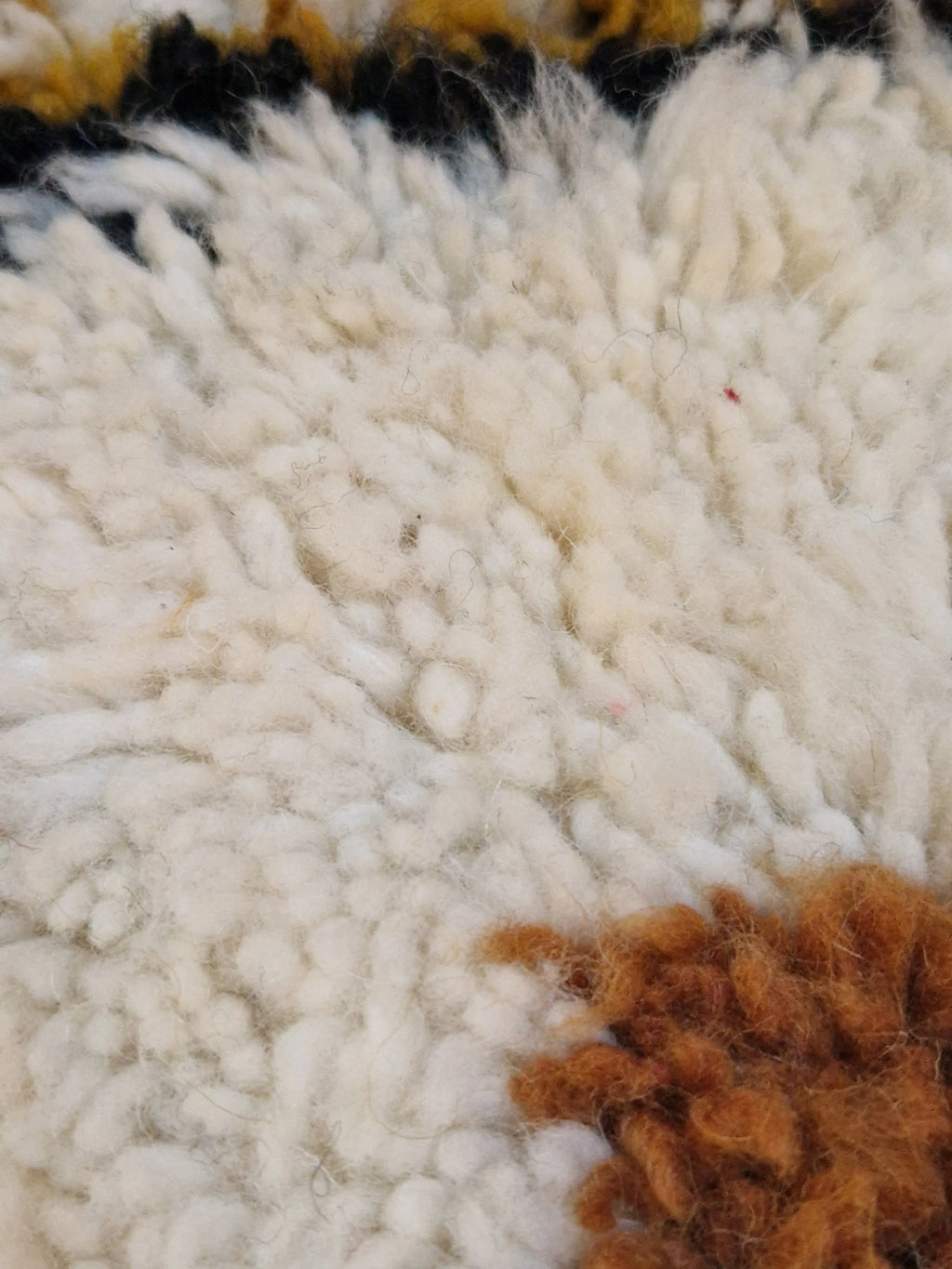 Tapis traditionnel marocain tissé et noué à la main, en pur laine. Aux dessins et couleurs de style Azilal.