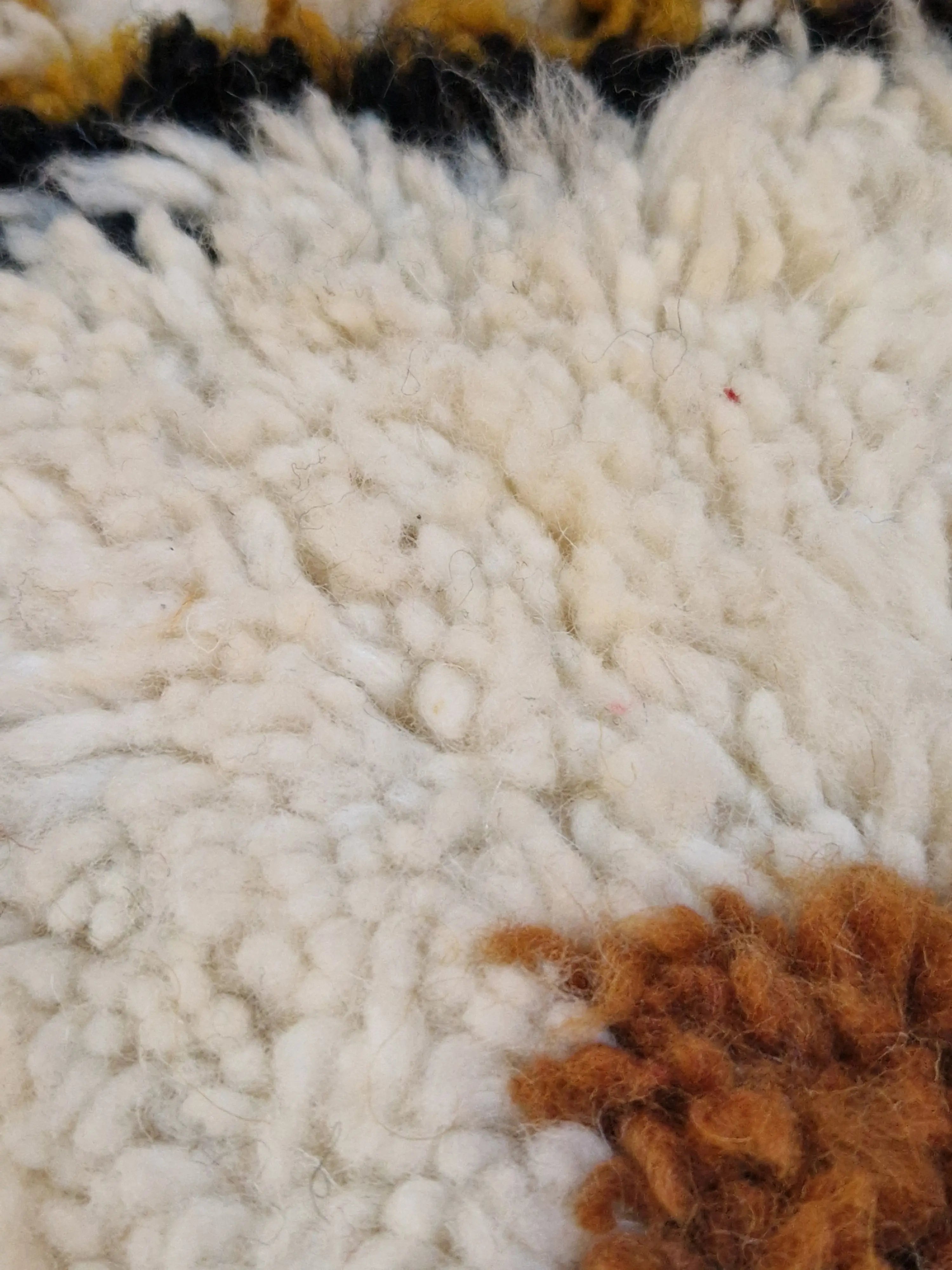 Tapis traditionnel marocain tissé et noué à la main, en pur laine. Aux dessins et couleurs de style Azilal.