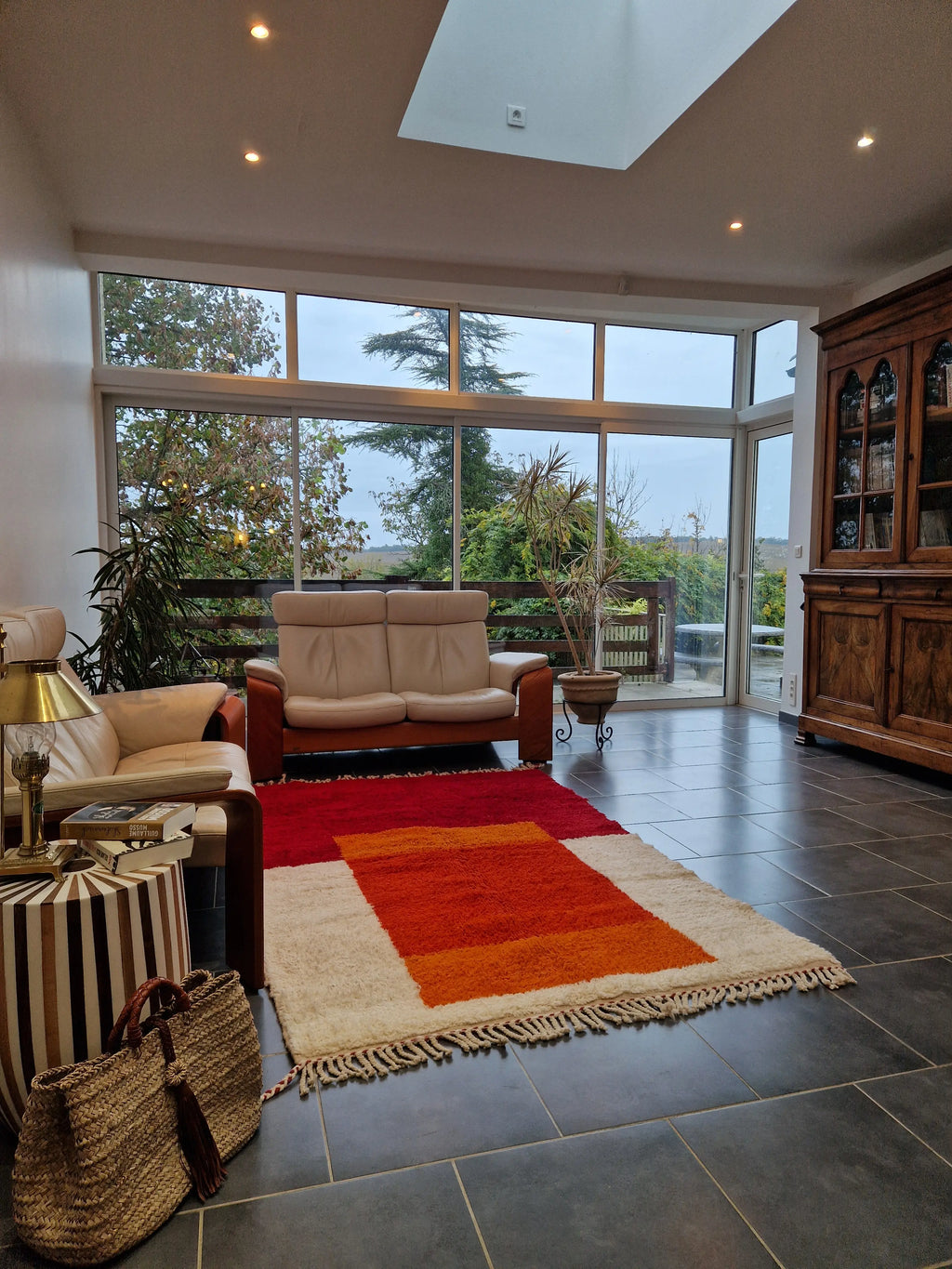 Authentique tapis Beni ouarain aux couleurs chaleureuses, noué à la main par des tisserandes marocaines, en pur laine de mouton, pour un style moderne et chaleureux