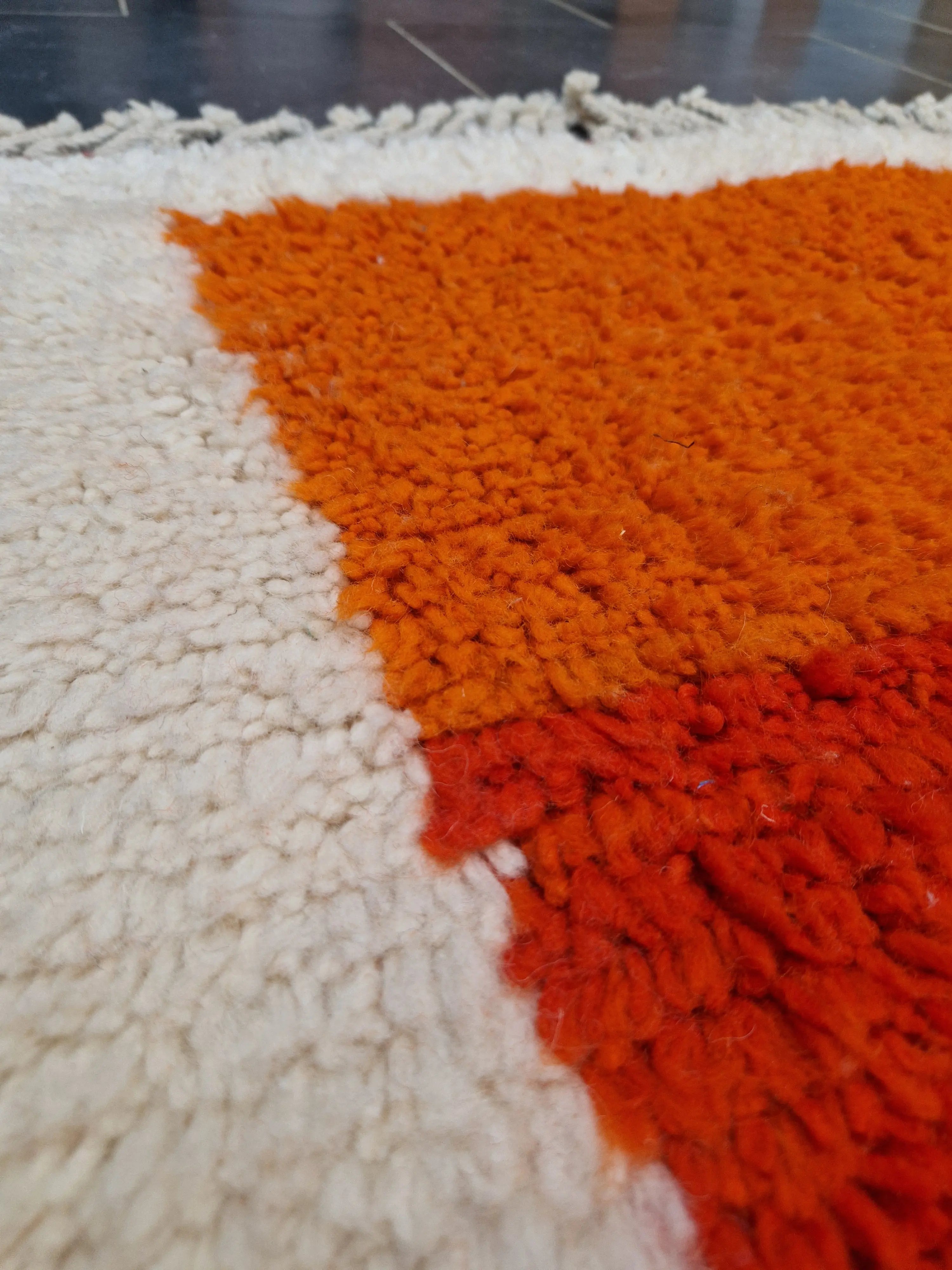 Authentique tapis Beni ouarain aux couleurs chaleureuses, noué à la main par des tisserandes marocaines, en pur laine de mouton, pour un style moderne et chaleureux