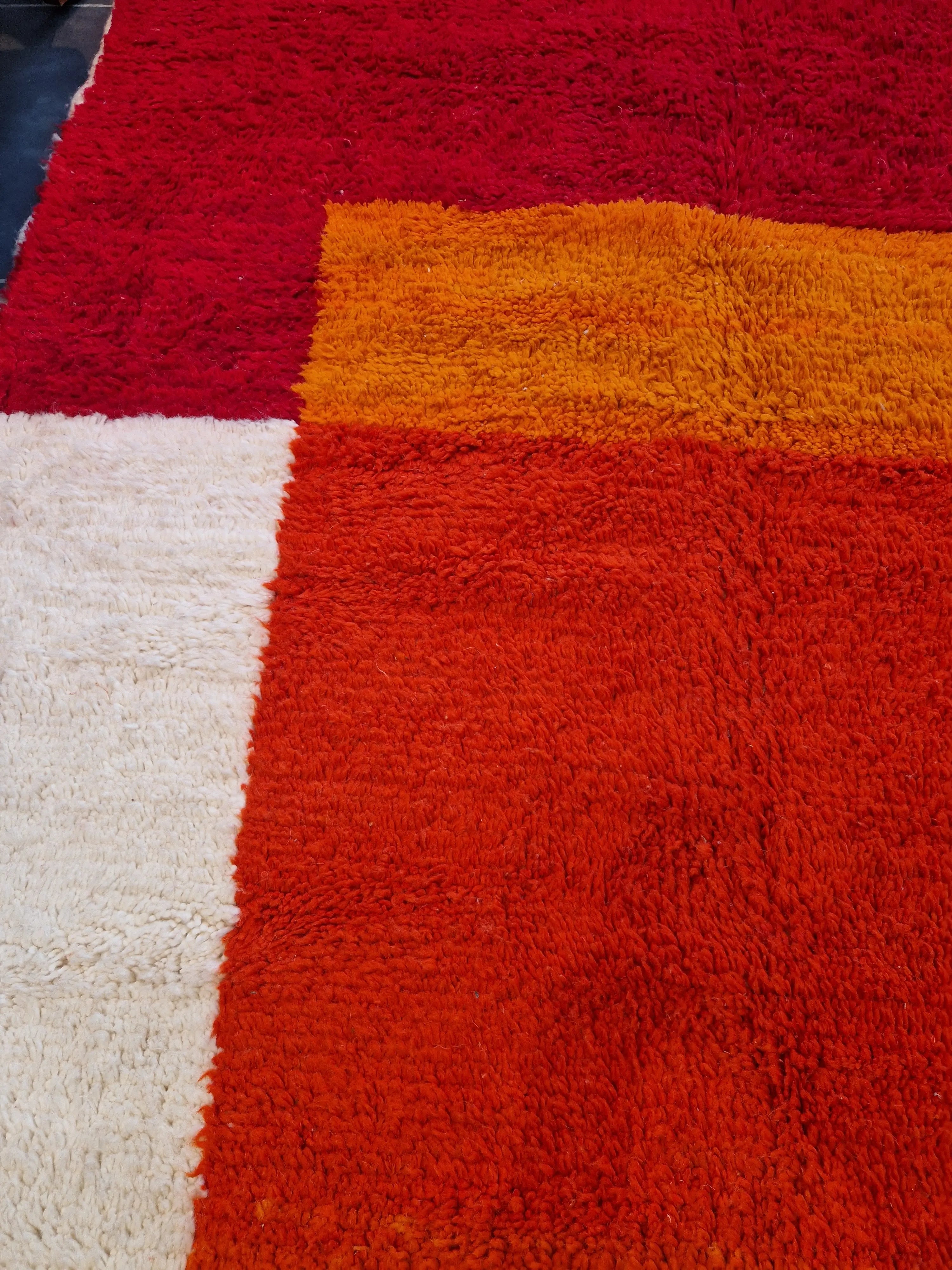 Authentique tapis Beni ouarain aux couleurs chaleureuses, noué à la main par des tisserandes marocaines, en pur laine de mouton, pour un style moderne et chaleureux