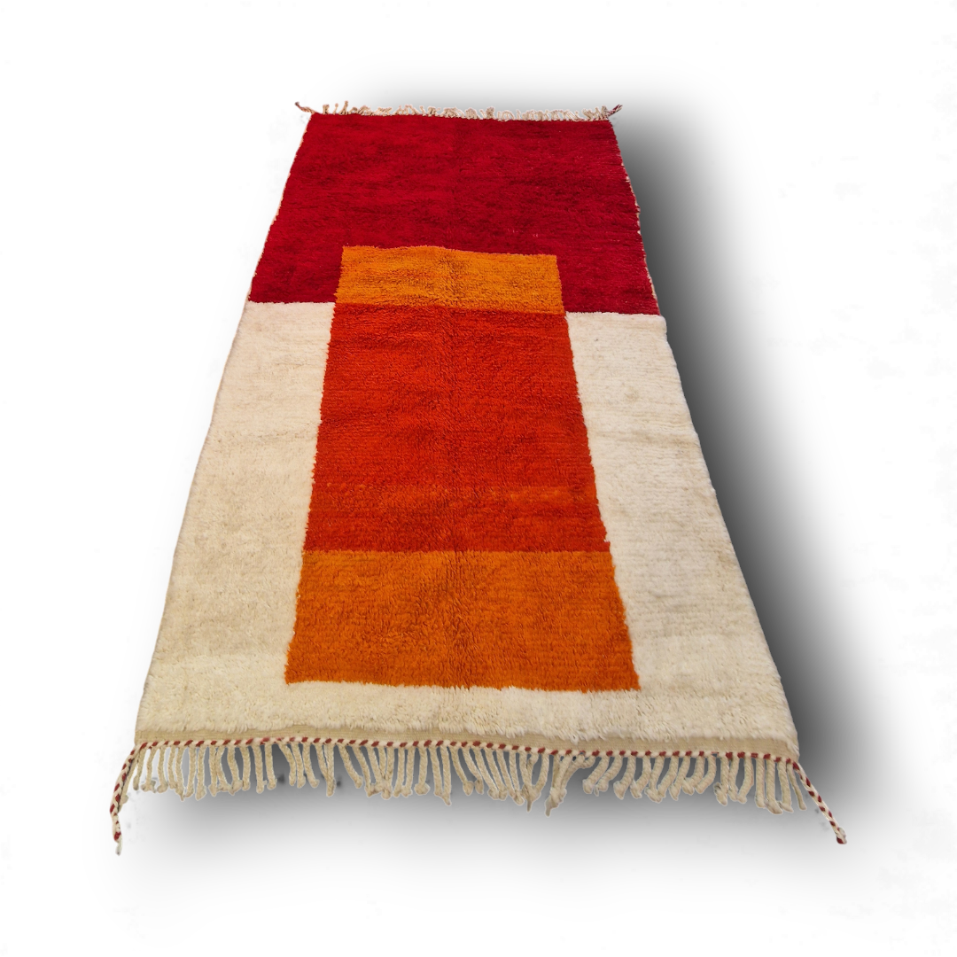 Authentique tapis Beni ouarain aux couleurs chaleureuses, noué à la main par des tisserandes marocaines, en pur laine de mouton, pour un style moderne et chaleureux