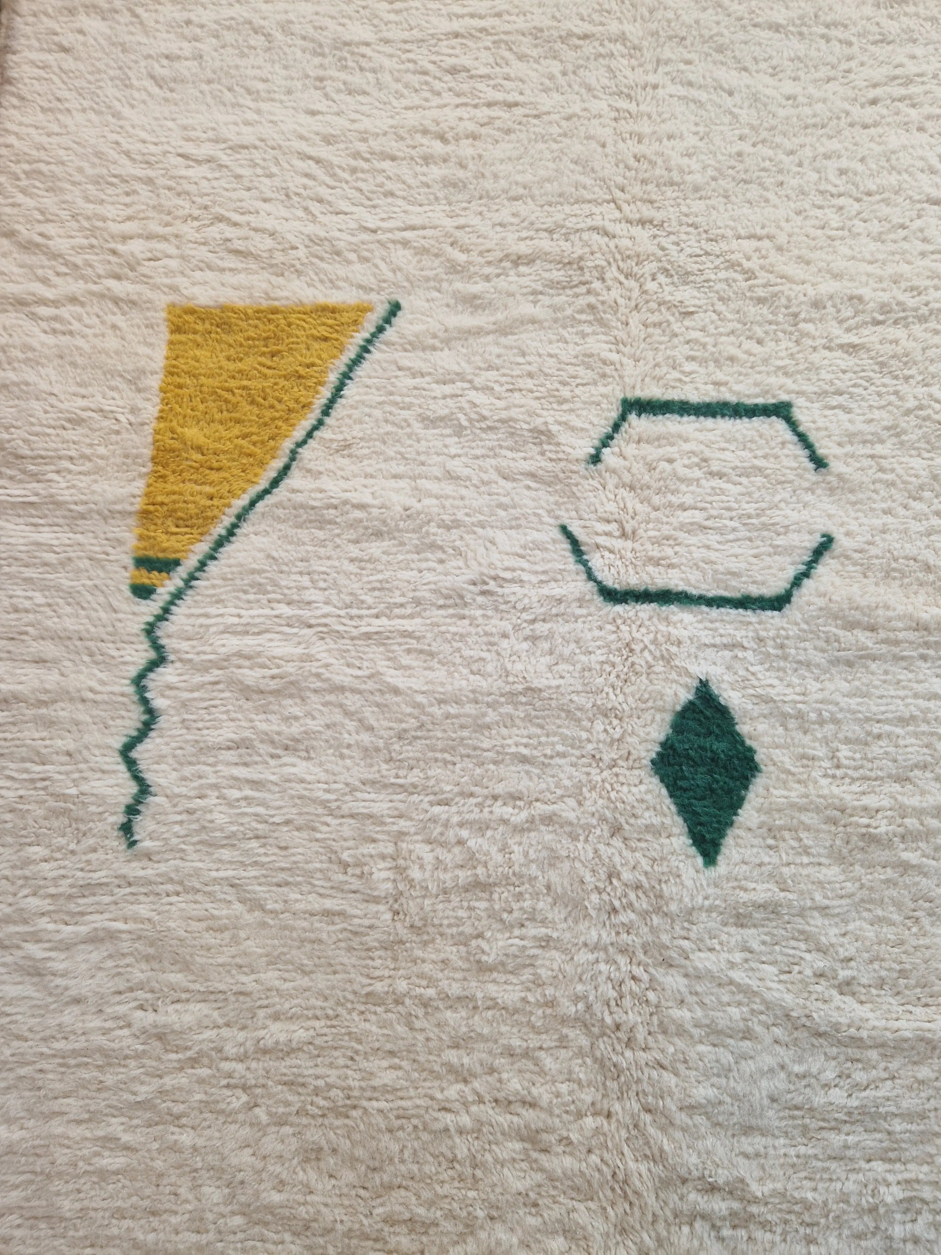 Traditionnel tapis Beni Ourain ivoire avec une touche de couleur, en pur laine, tissé à la main dans l'atlas marocain, pièce unique 