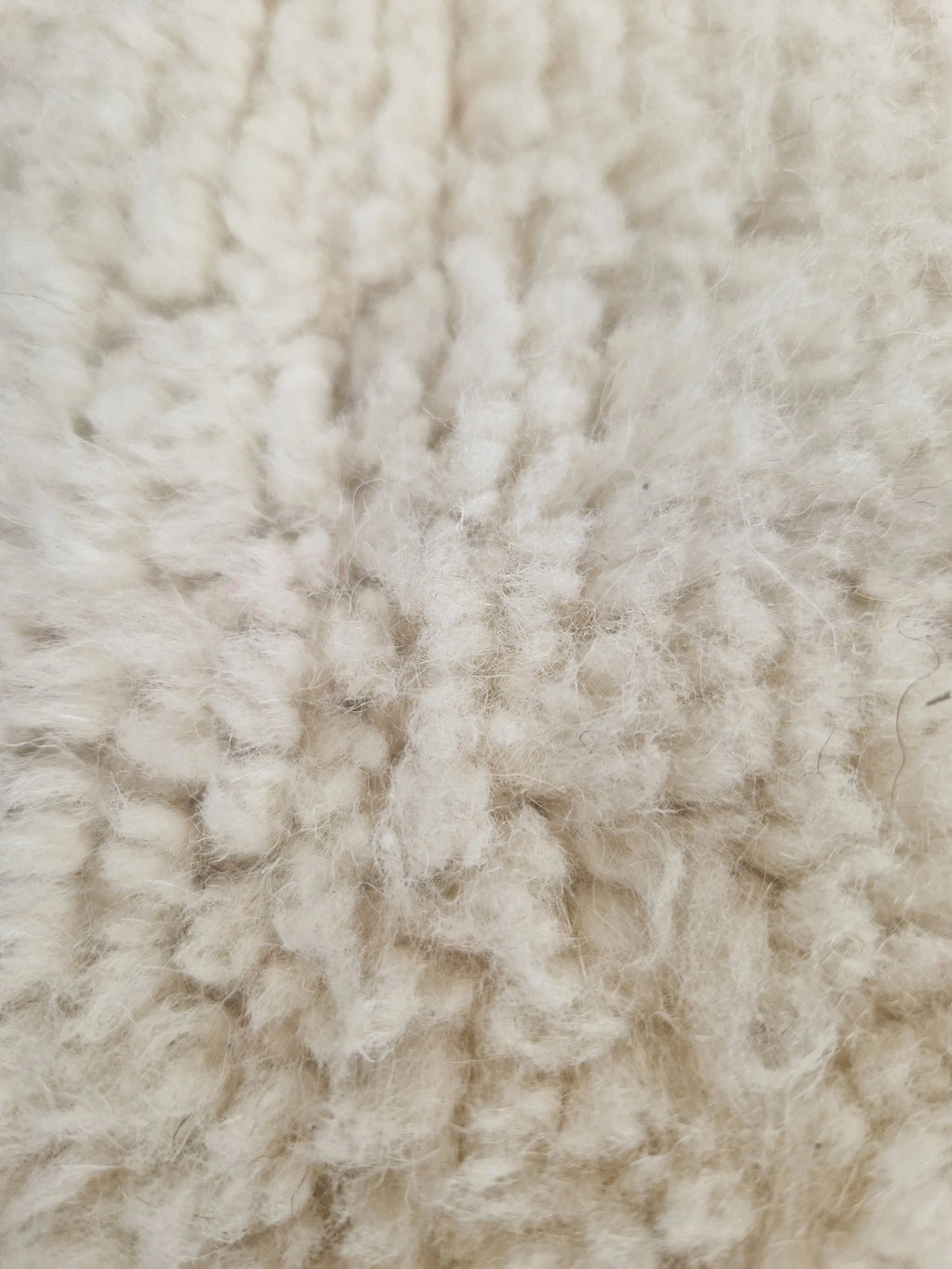 Traditionnel tapis Beni Ourain ivoire avec une touche de couleur, en pur laine, tissé à la main dans l'atlas marocain, pièce unique 